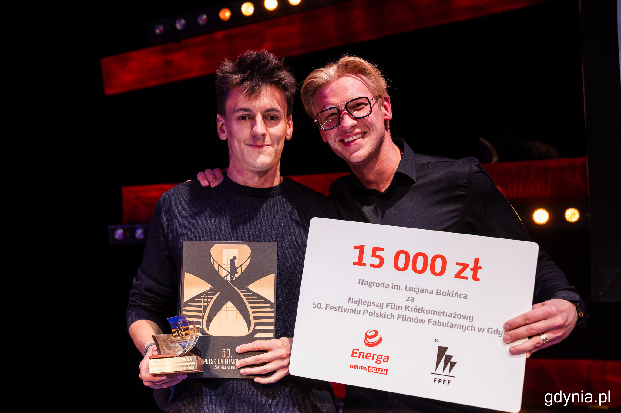 Dwoch mężczyzn pozuje do zdjęcia z nagrodą im. Bokińca na młodej gali 50. FPFF