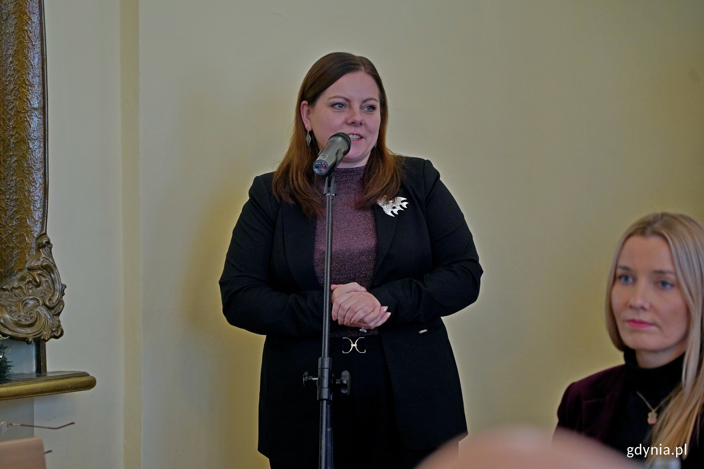 Prezydent Gdyni Aleksandra Kosiorek przemawiająca podczas spotkania świątecznego kombatant&oacute;w i os&oacute;b represjonowanych (fot. Magdalena Czernek)