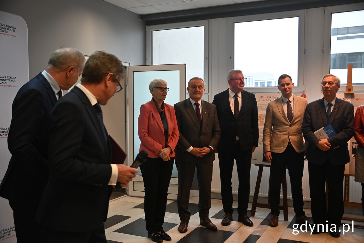 Wernisaż wystawy "Senat wczoraj i dziś" z udziałem zaproszonych gości, m.in. senatora Sławomira Rybickiego, Prezydenta Gdyni Wojciecha Szczurka, Przewodniczącej Rady Miasta Gdyni, Joanny Zielińskiej, fot. Magdalena Śliżewska