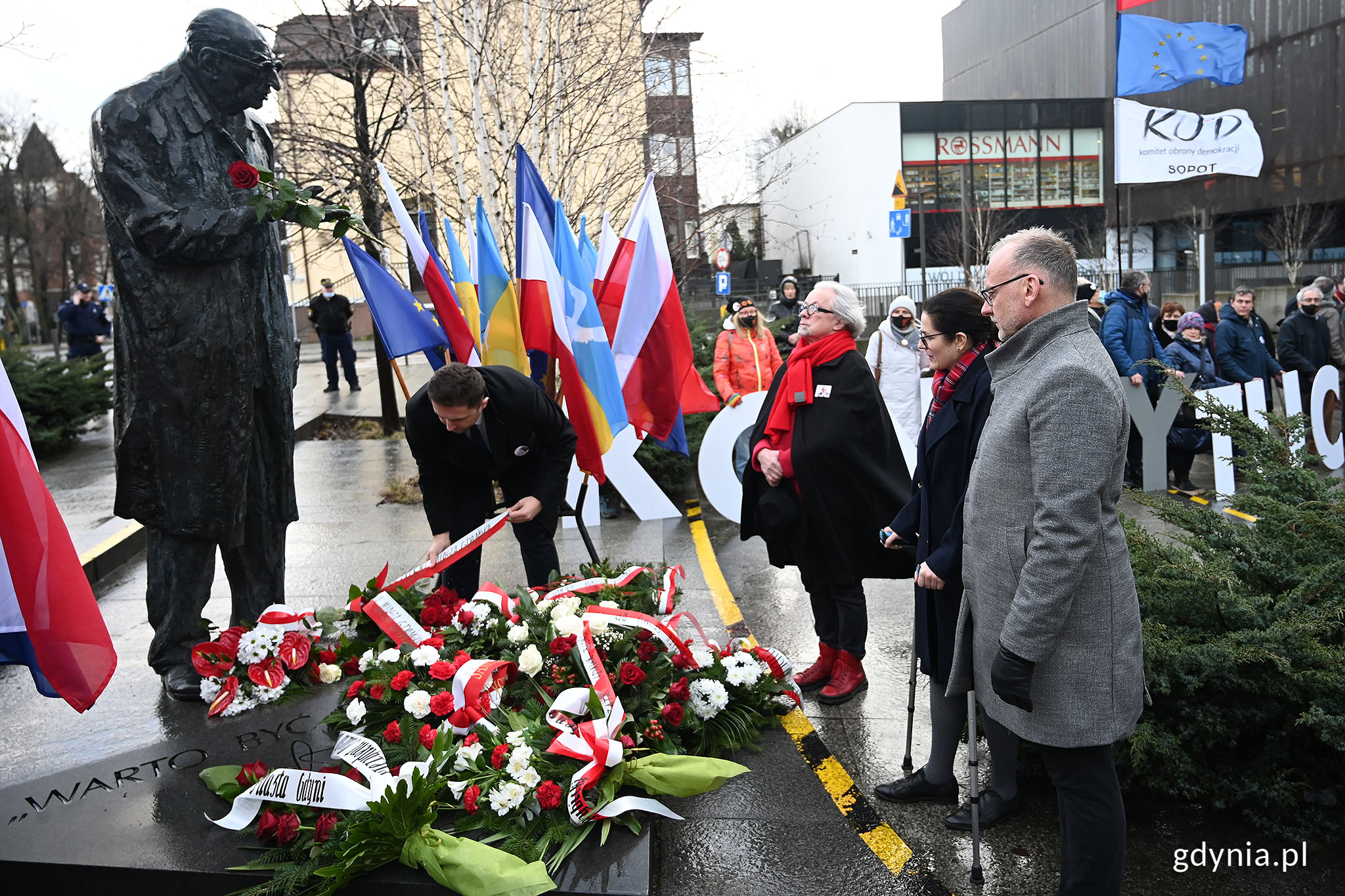 Przed pomnikiem Władysława Bartoszewskiego stoją (od prawej): Michał Guć, wiceprezydent Gdyni, Aleksandra Dulkiewicz, prezydent Gdańska i Andrzej Stelmasiewicz. Fot. Michał Puszczewicz