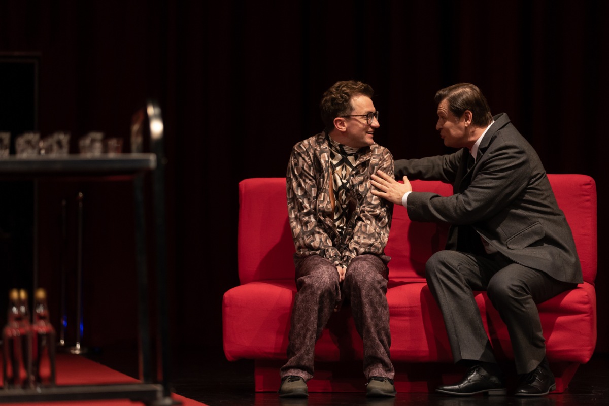 Zdjęcie z pr&oacute;by medialnej spektaklu &bdquo;Niewolnice z Pipid&oacute;wki&rdquo; w reżyserii Krzysztofa Babickiego. Maciej Wizner jako Feliks (z lewej) oraz (z prawej) Szymon Sędrowski jako Karol Milicz (fot. Roman Jocher)