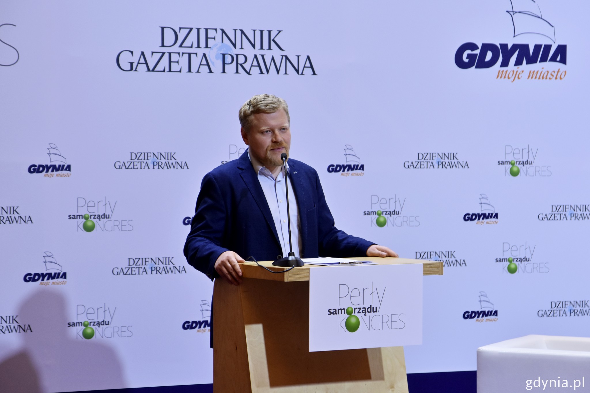 Lauret&oacute;w nagr&oacute;d dla najlepszych projekt&oacute;w dotyczących komunikacji ogłosił Jakub Kapiszewski z Dziennika Gazety Prawnej, fot. Paweł Kukla