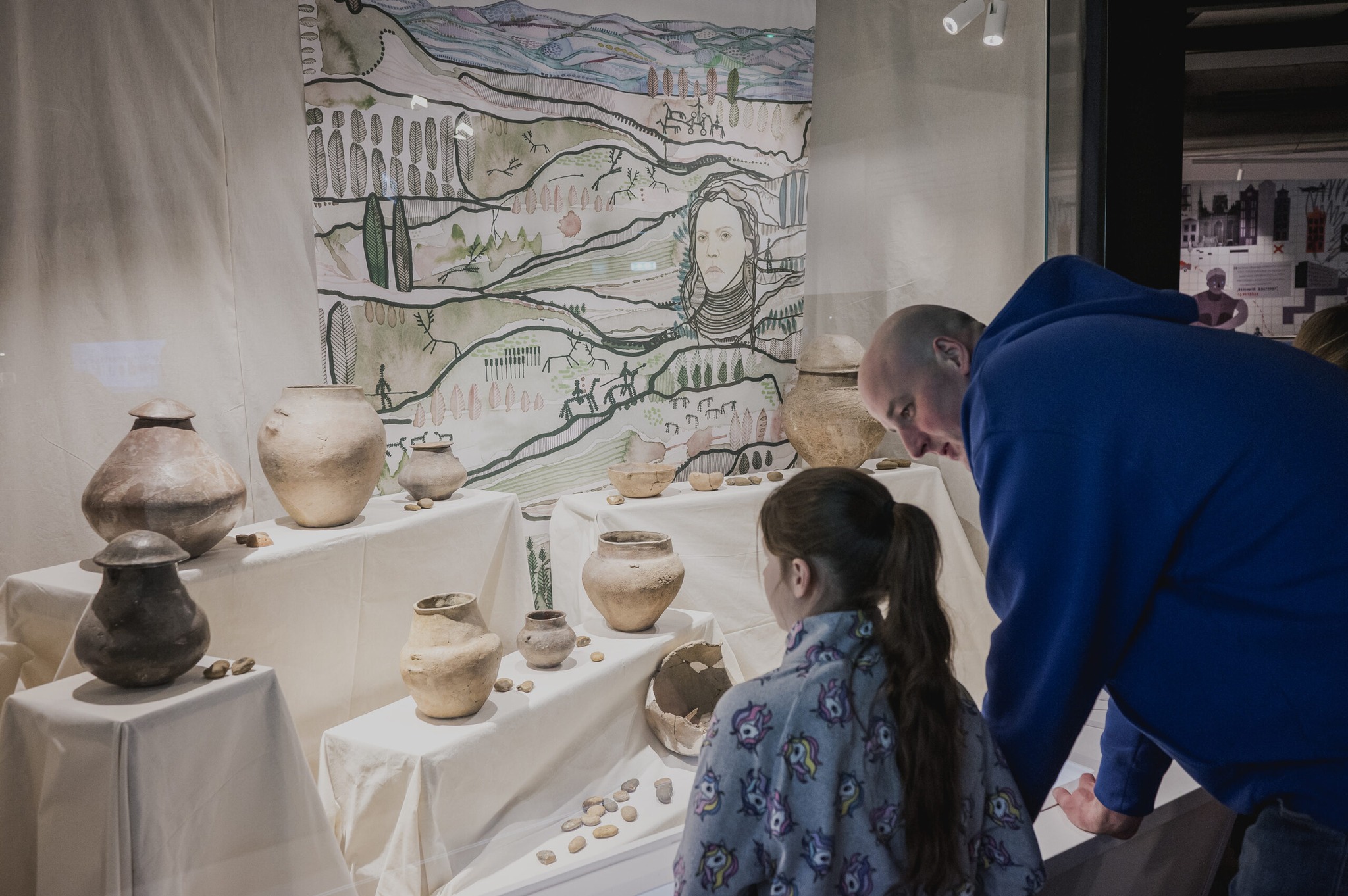 wystawa czasowa &bdquo;Odkryj w Gdyni nieoczywiste. Pradzieje&rdquo; i zwiedzający mężczyzna z dzieckiem