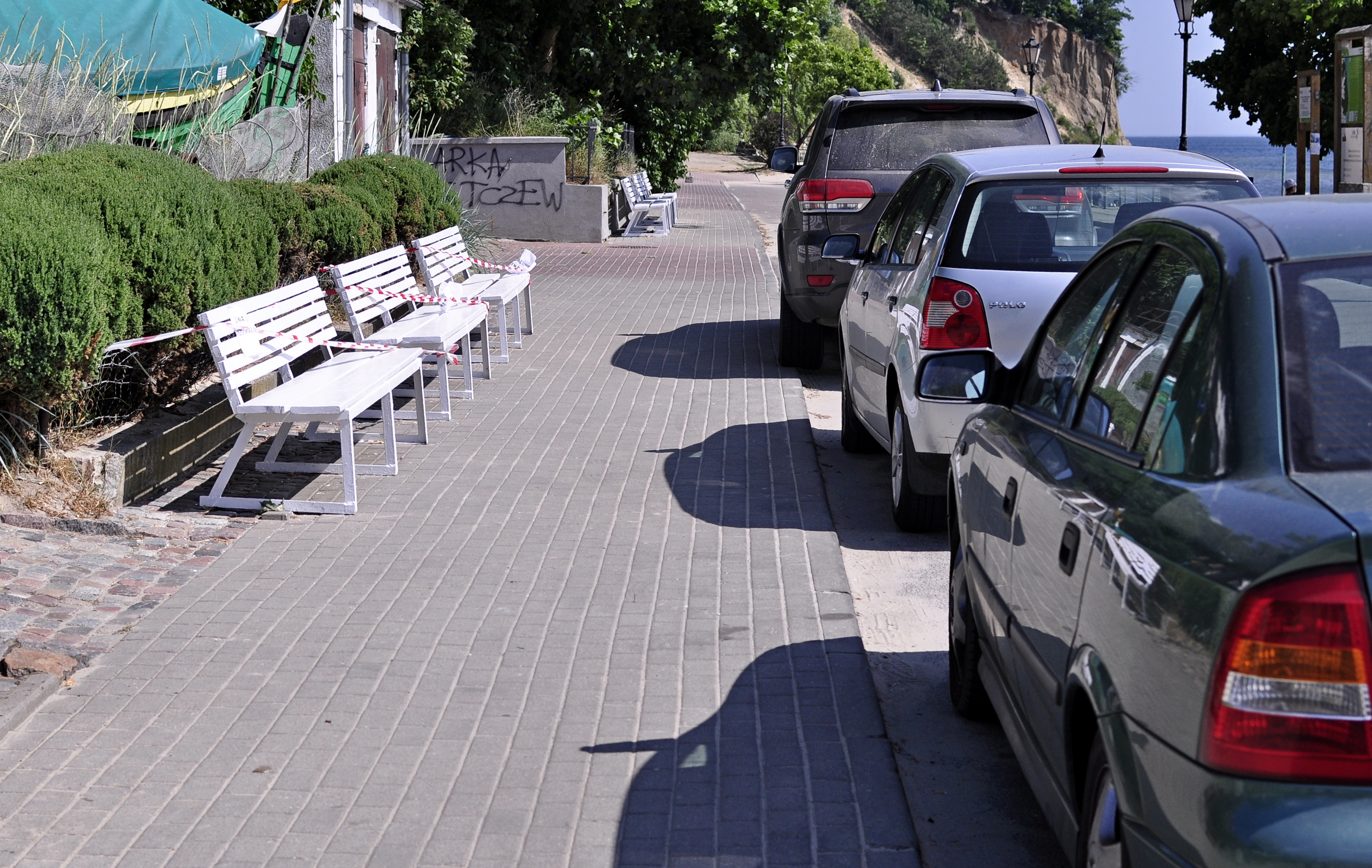 Zaparkowane nielegalnie samochody przy Orłowskiej, fot. Kamil Złoch