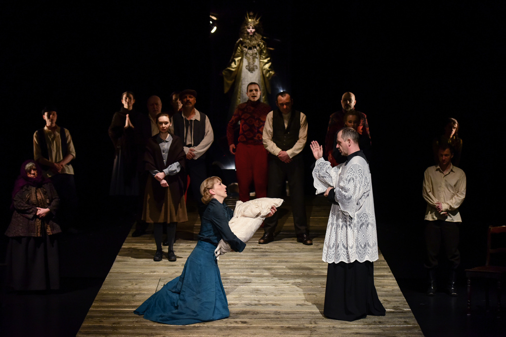 Olga Barbara Długońska jako Genowefa Niebieska w &bdquo;Prawieku i innych czasach&rdquo; Olgi Tokarczuk w reżyserii Jacka Bały (fot. Roman Jocher)