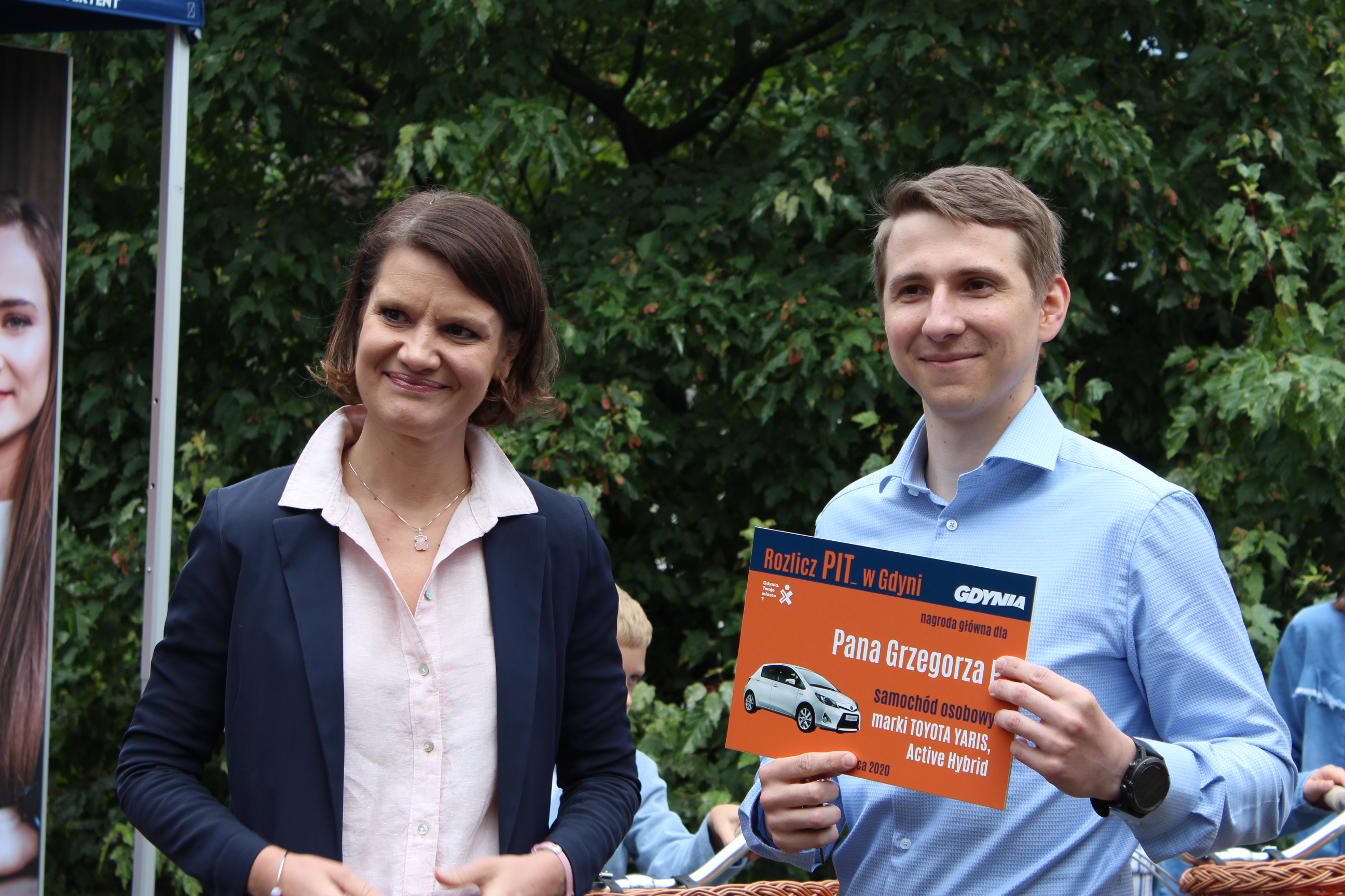 Wiceprezydent Katarzyna Gruszecka-Spychała i zwycięzca nagrody gł&oacute;wnej, fot. Magda Śliżewska