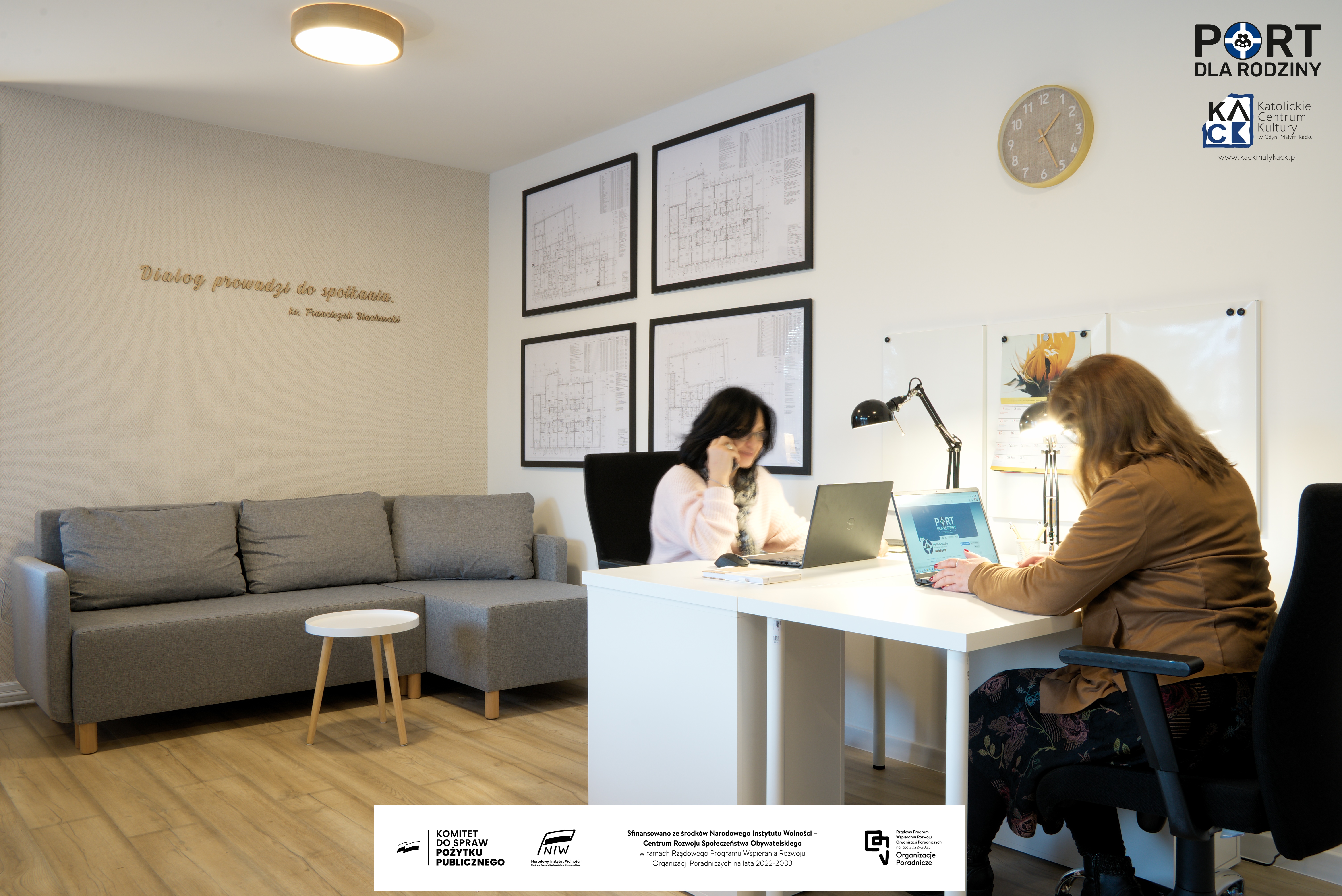 Specjalistki z Portu dla Rodziny czuwają przy telefonach