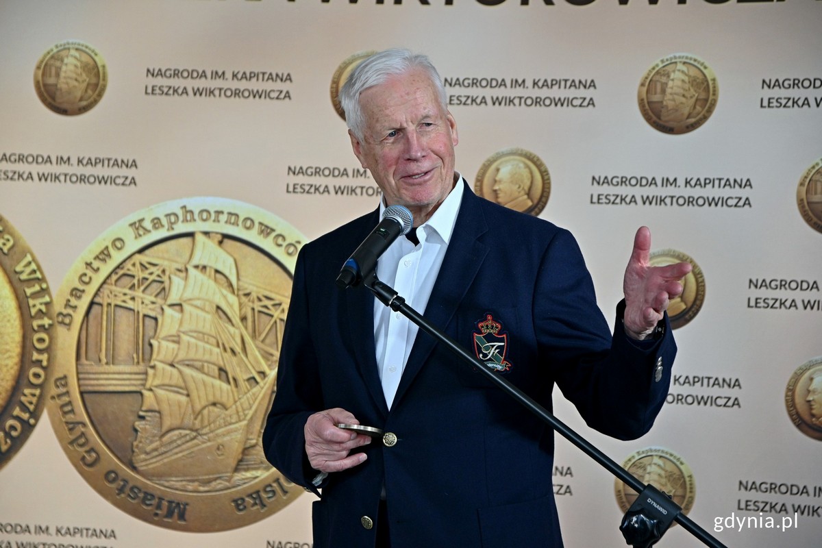 kpt. Krzysztof Baranowski - laureat nagrody specjalnej przemawiający podczas gali wręczenia nagr&oacute;d // fot. Magdalena Czernek