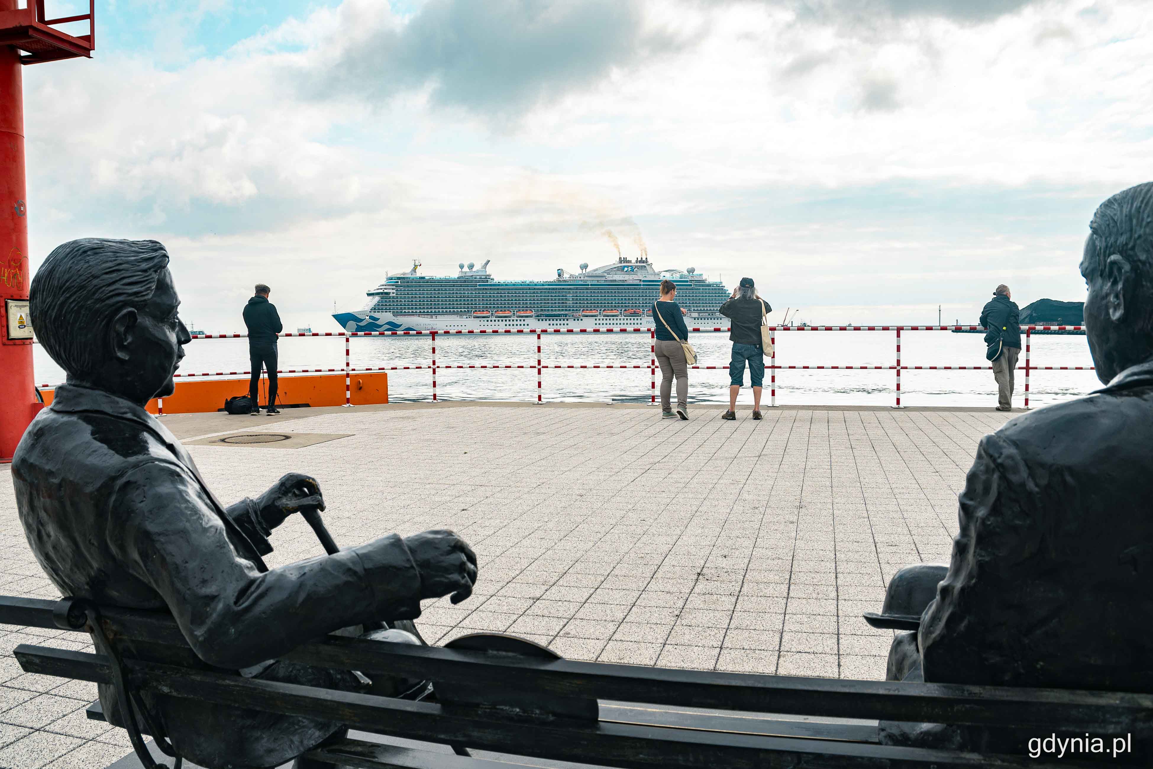 Część os&oacute;b wybrała oglądanie wycieczkowca z ostrogi Pilotowej, fot. Kamil Złoch