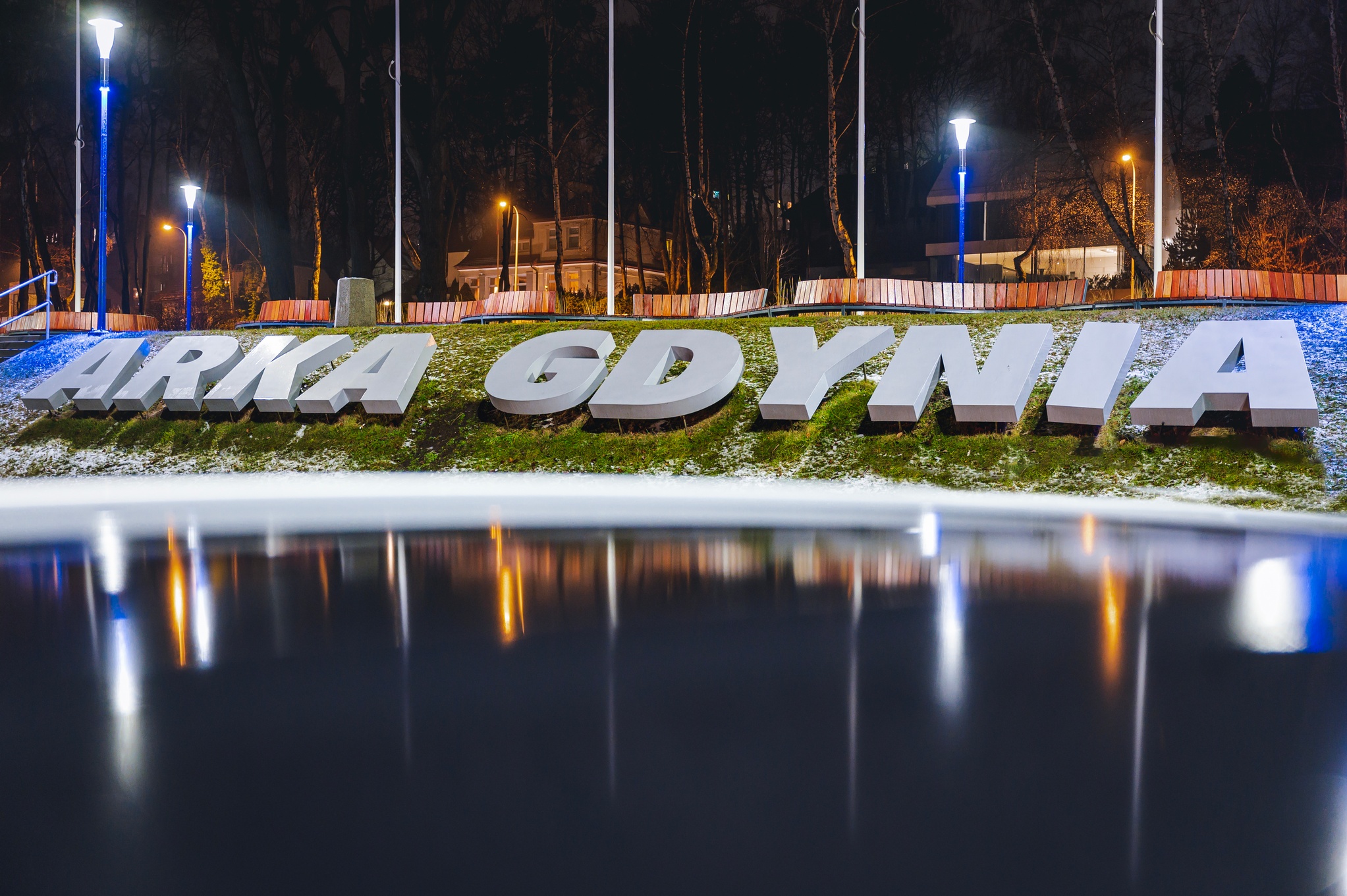 Skwer Arki Gdynia z niebieskim oświetleniem // fot. #dzilenicewGdyni