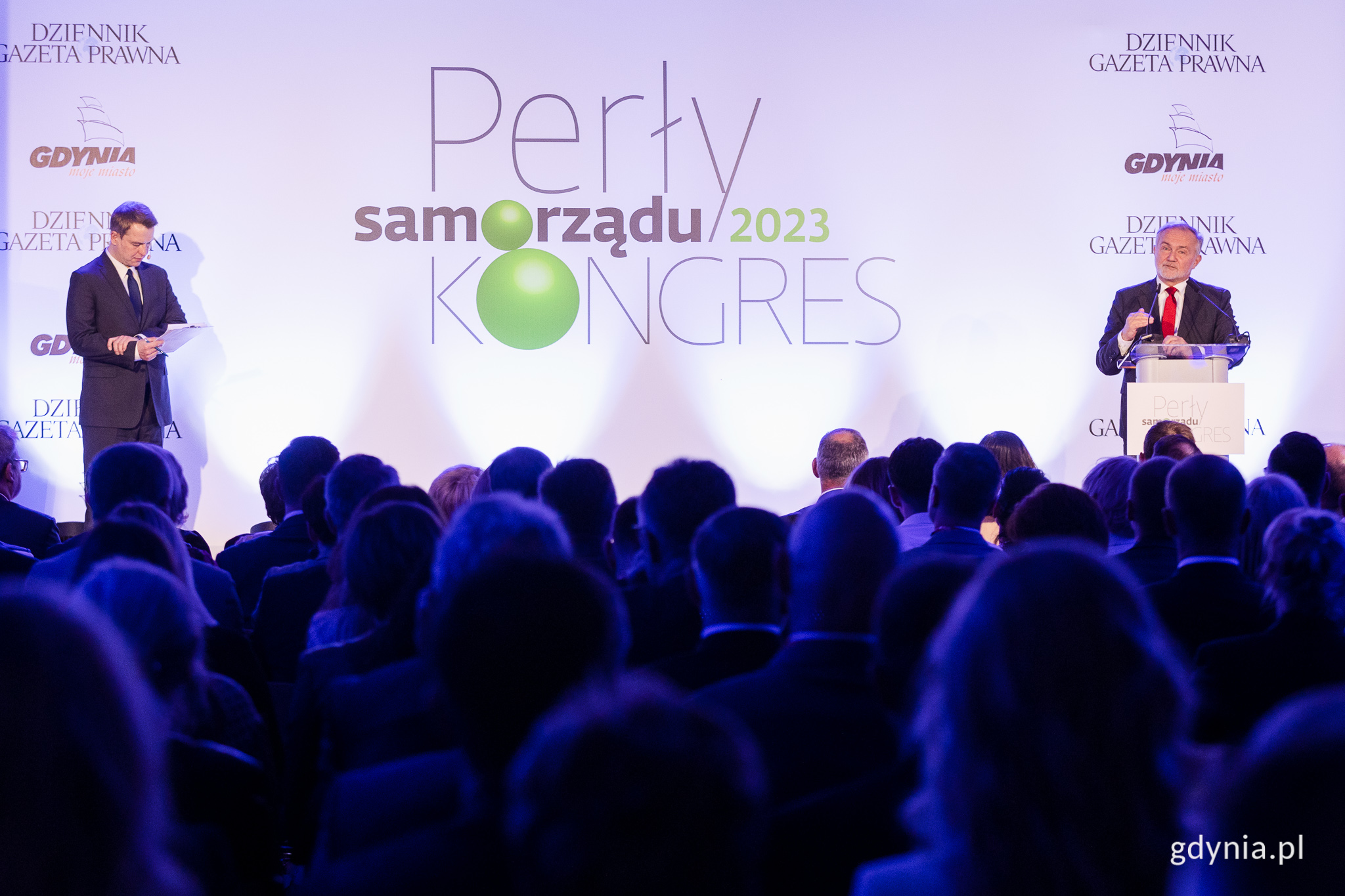 Prezydent Gdyni Wojciech Szczurek (na zdjęciu z prawej) przemawia podczas otwarcia czwartkowej gali, fot. Karol Stańczak