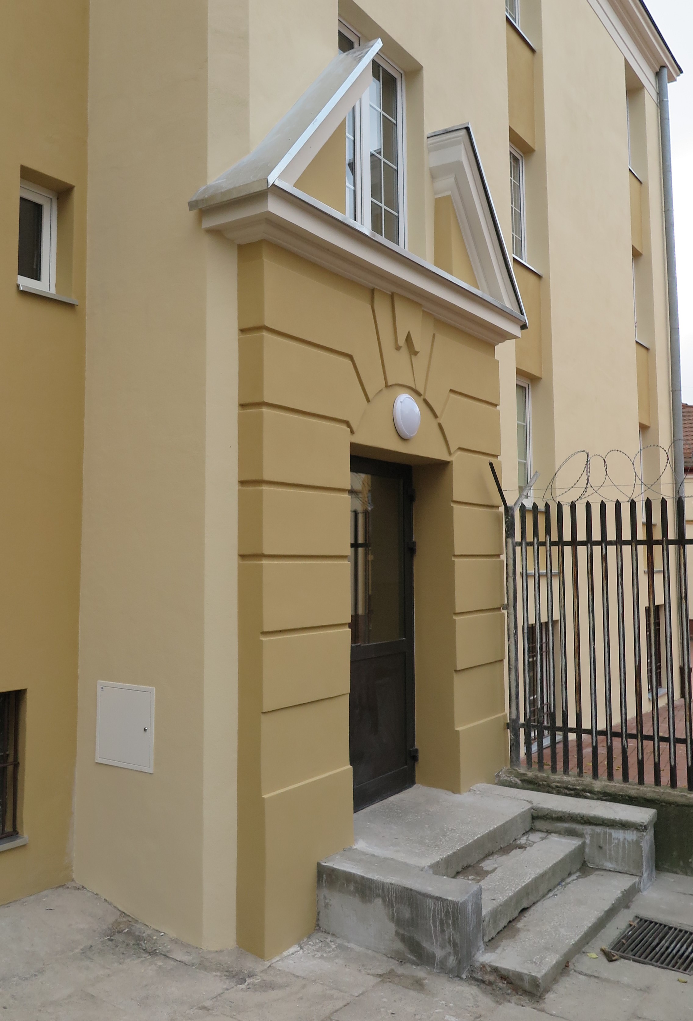 Portal budynku mieszkalnego w dawnym Zespole Dow&oacute;dztwa Floty na Oksywiu z lat 20. XX w.