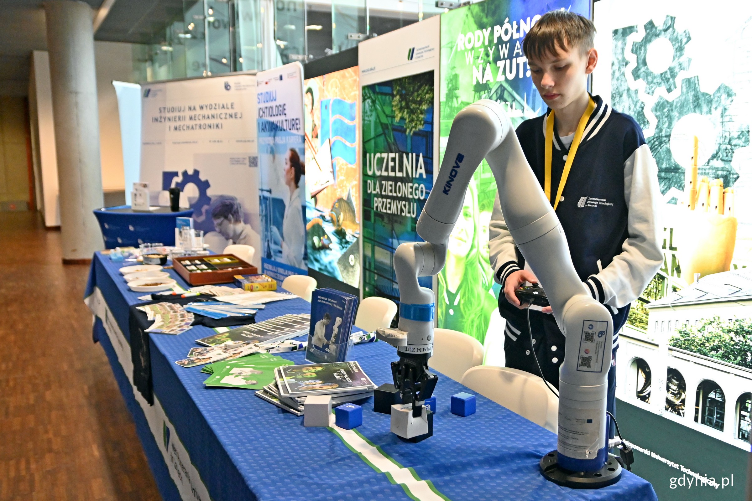 Naukowiec z Zachodniopomorskiego Uniwersytetu Technologicznego w Szczecinie z robotem (fot. Magdalena Czernek)