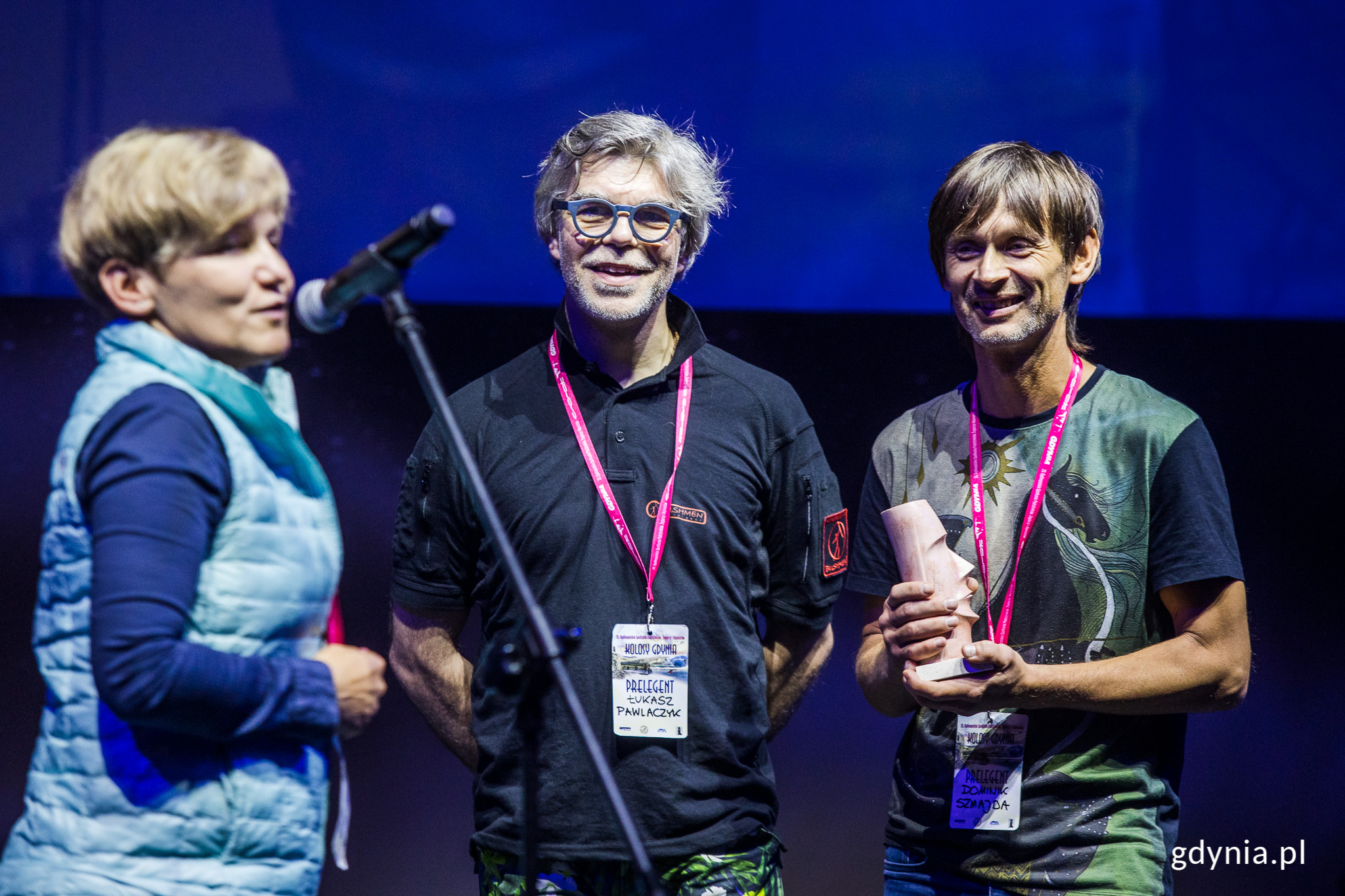 Po prawej: Dominik Szmajda - zdobywca wyr&oacute;żnienia w kategorii "Podr&oacute;że", podczas niedzielnej gali wręczenia nagr&oacute;d. Na scenie wraz z Moniką Witkowską z kapituły Kolos&oacute;w oraz Łukaszem Pawlaczykiem // fot.  Karol Stańczak