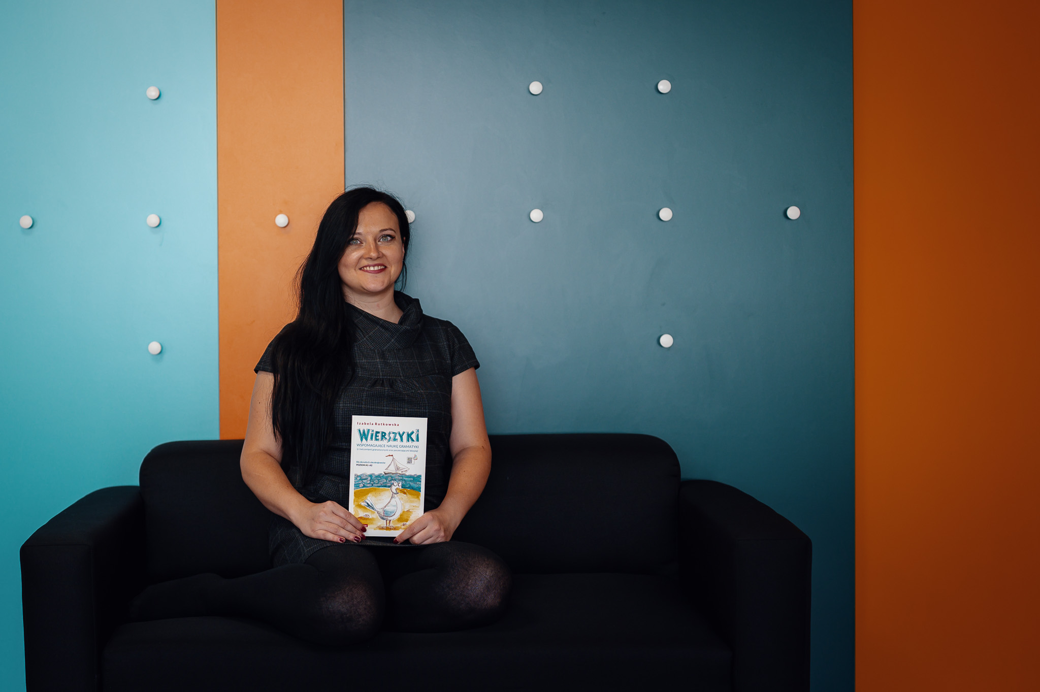 Izabela Rutkowska z napisaną przez siebie książką "Wierszyki wspomagające naukę gramatyki" // fot. Dawid Linkowski