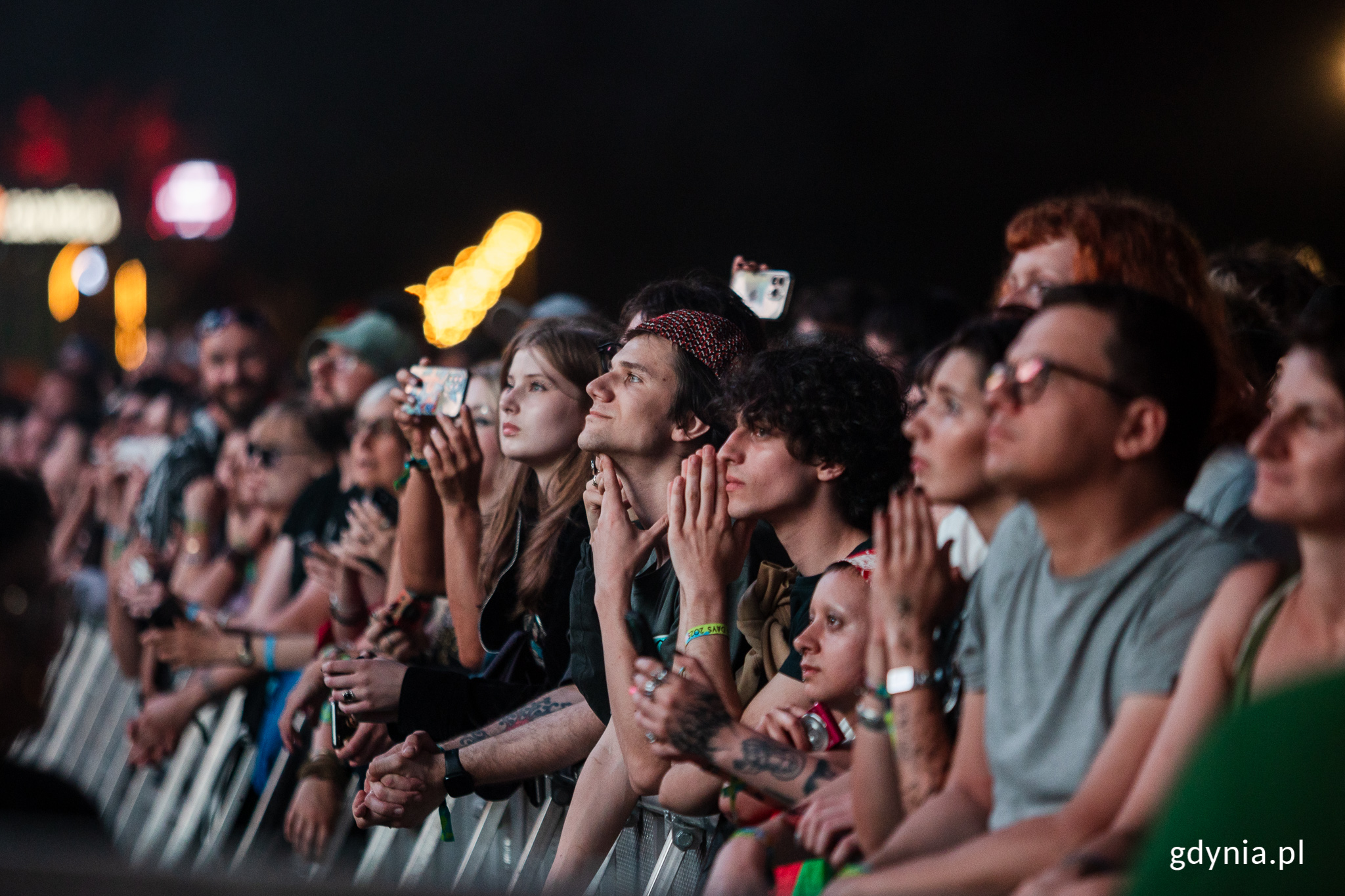 Barierki na koncercie Open'era, grupa ludzi patrzy w stronę sceny
