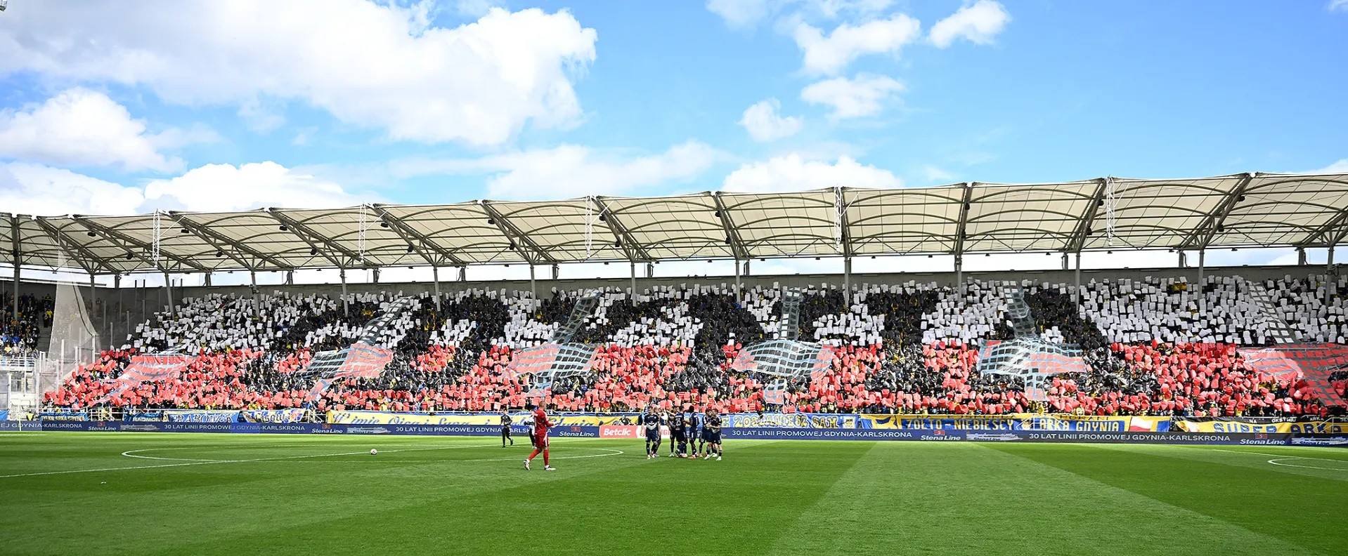 Stadion Miejski w Gdyni z biało-czerwoną kartoniadą (fot. gdynia.pl)