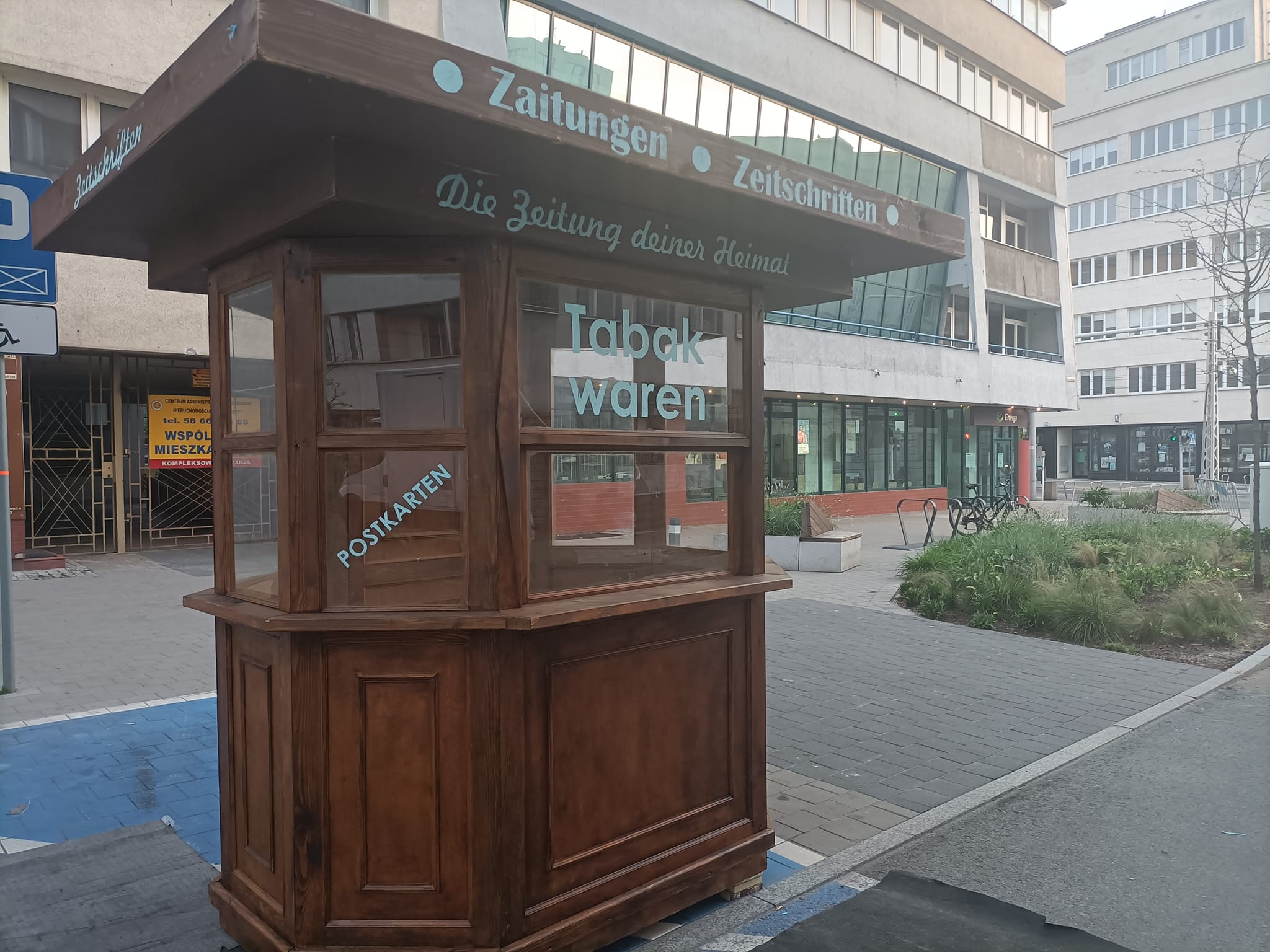 Scenografia na planie serialu &bdquo;Zatoka szpieg&oacute;w&rdquo;, fot. Wioletta Hawrysiuk / z facebookowej grupy &bdquo;Gdynia w obiektywie&rdquo;