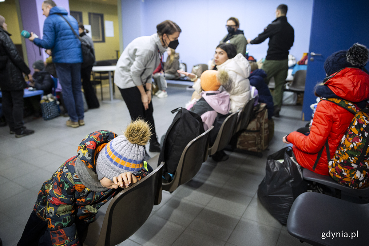 Uchodźcy ukraińscy w punkcie informacyjno-doradczym na dworcu PKP Gdynia Gł&oacute;wna. Fot. Przemysław Kozłowski