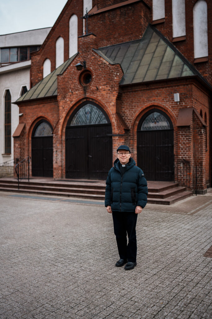 - To bardzo dobre widzieć, jak odkrywają w sobie nieuświadomione do tej pory umiejętności, jak doświadczają wsp&oacute;lnoty z innymi - m&oacute;wi ks. Jacek Socha/fot. Dawid Linkowski