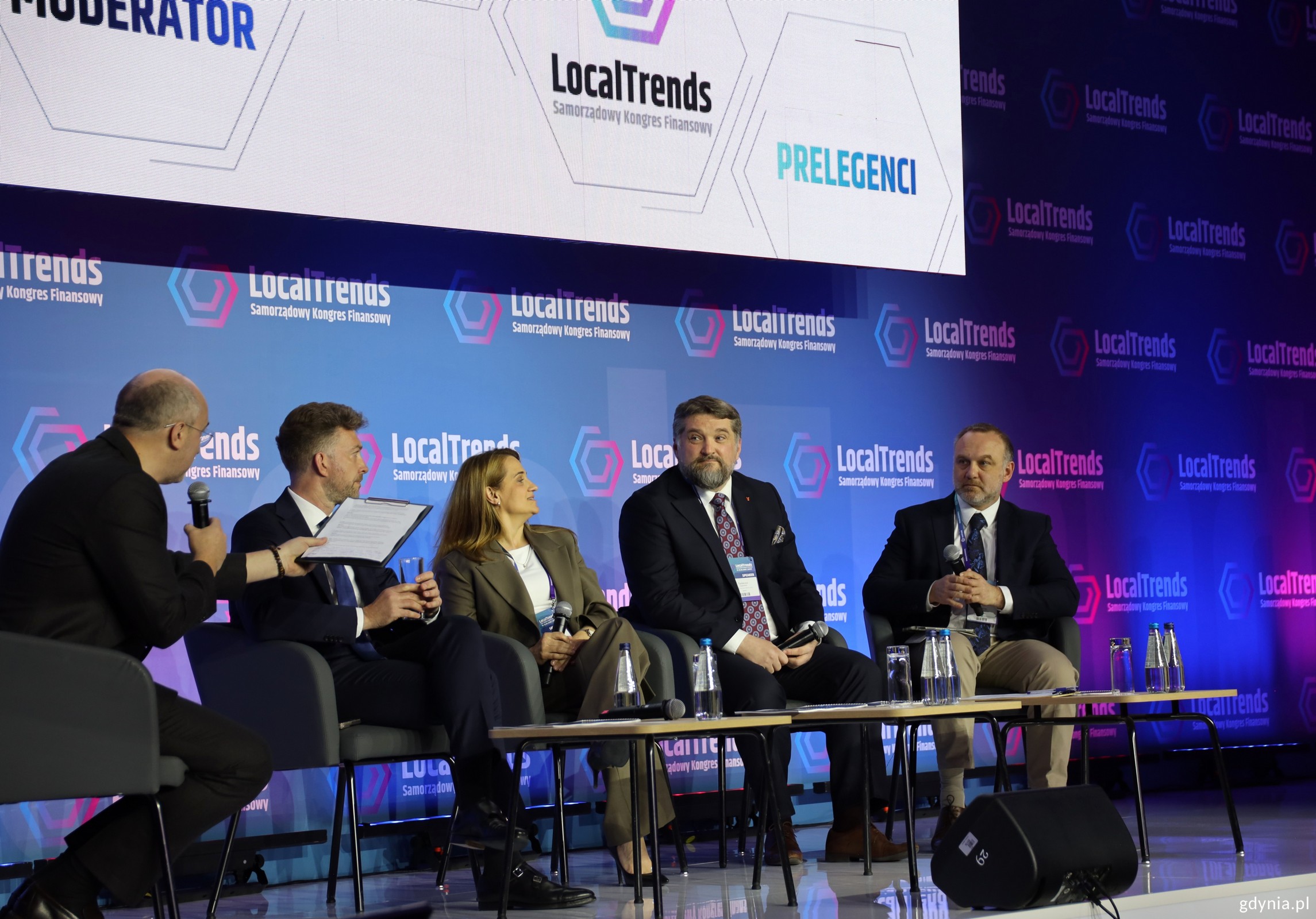 Tadeusz Szemiot, przewodniczący Rady Miasta Gdyni, Magdalena Cieślik, wiceprezydentka Sopotu, Maciej Warszakowski, wiceprezes zarządu Obszaru Metropolitalnego&nbsp;Gdańsk-Gdynia-Sopot i Michał Zi&oacute;łkowski, członek zarządu ds. technologii w PLAY