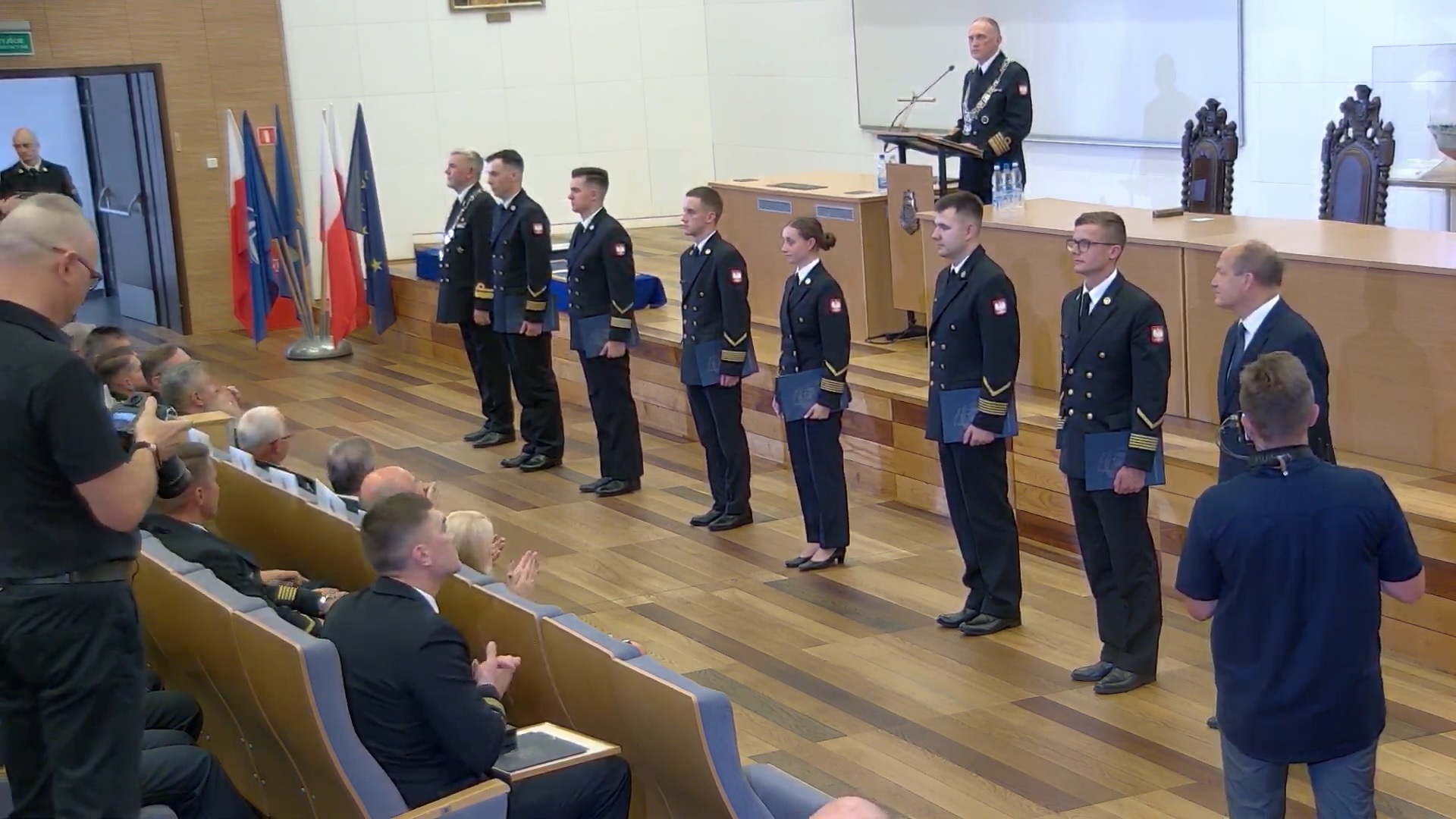 Absolwenci wojskowych studi&oacute;w II stopnia odebrali swoje dyplomy w piątek, 26 sierpnia, fot. AMW / YouTube