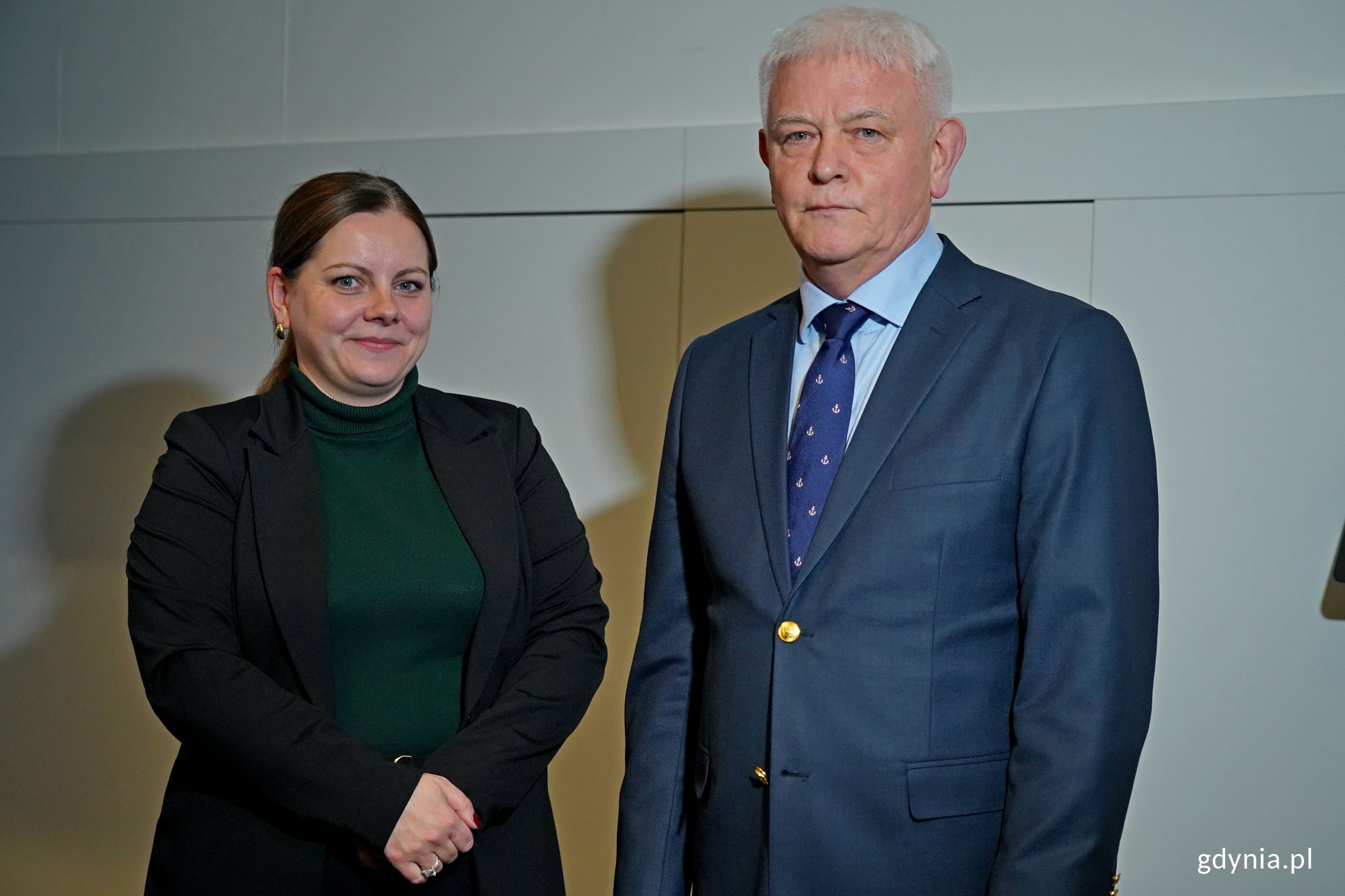 Prezydent Gdyni Aleksandra Kosiorek z wiceadm. Jarosławem Ziemiańskim &ndash; inspektorem Marynarki Wojennej RP, kt&oacute;ry dołączył do Komitetu Honorowego Obchod&oacute;w 100-lecia Gdyni (fot. Magdalena Czernek)