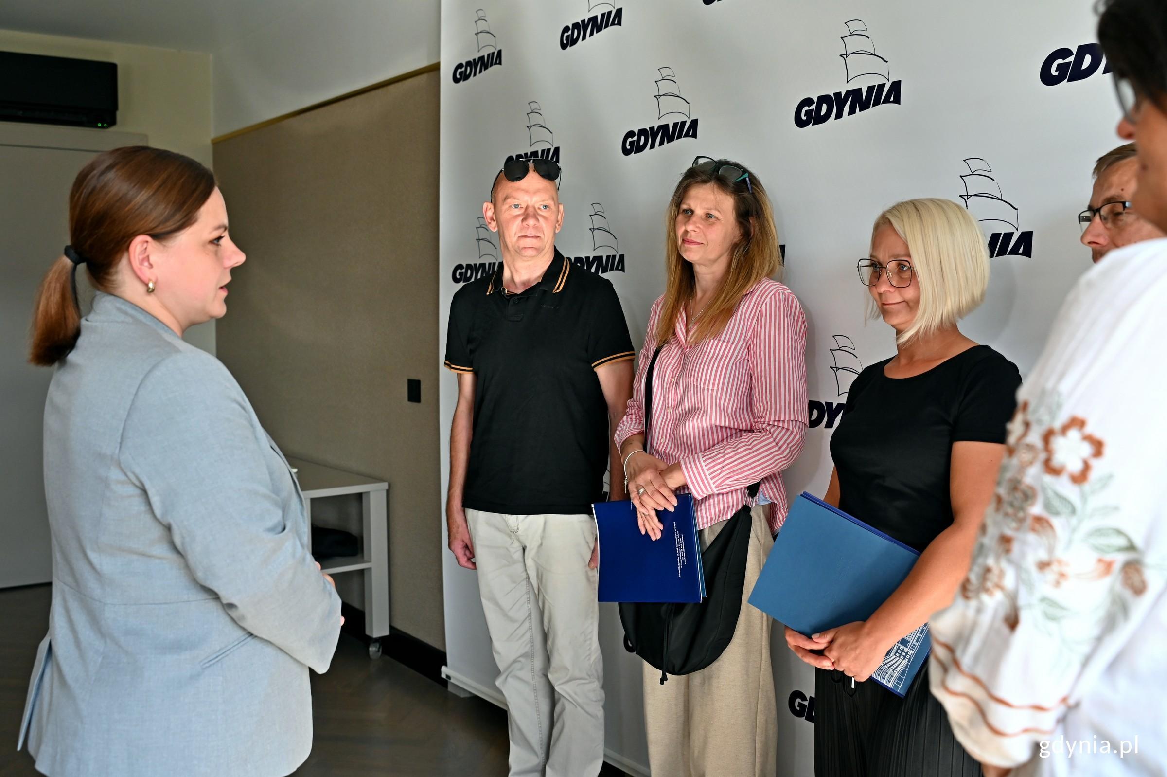 Uczestnicy programu &bdquo;Mieszkanie za remont&rdquo;, kt&oacute;rzy podpisali swoje umowy, podczas spotkania z prezydent Gdyni Aleksandrą Kosiorek (fot. Magdalena Czernek)