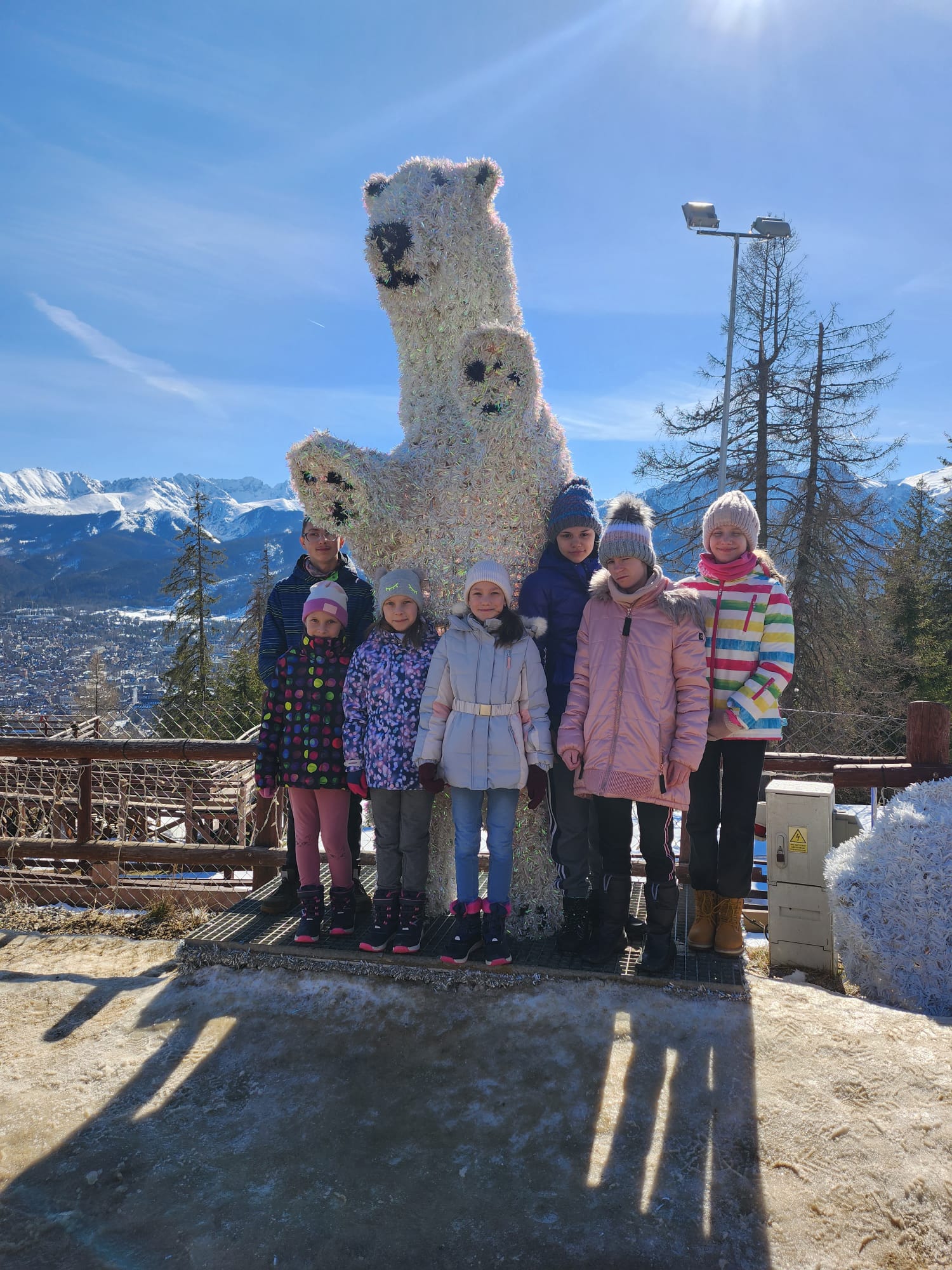 Grupa dzieci na tle g&oacute;r