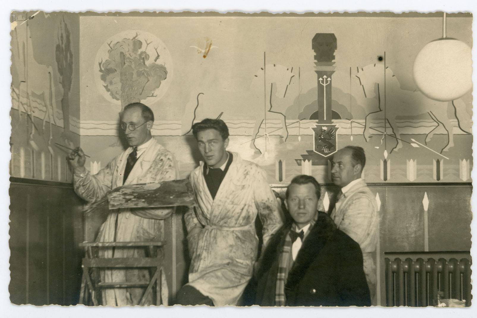 Warsztaty malarskie "Biało na białym". Na zdjęciu Wacław Szczeblewski i jego uczniowie. Fot. Archiwum Muzeum Miasta Gdyni