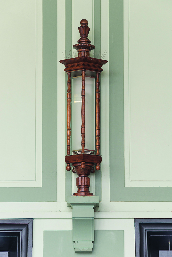 Oprawa oświetleniowa we wnętrzu dworca kolejowego Gdynia Gł&oacute;wna przy pl.&nbsp;Konstytucji 1, lata 50. XX w.