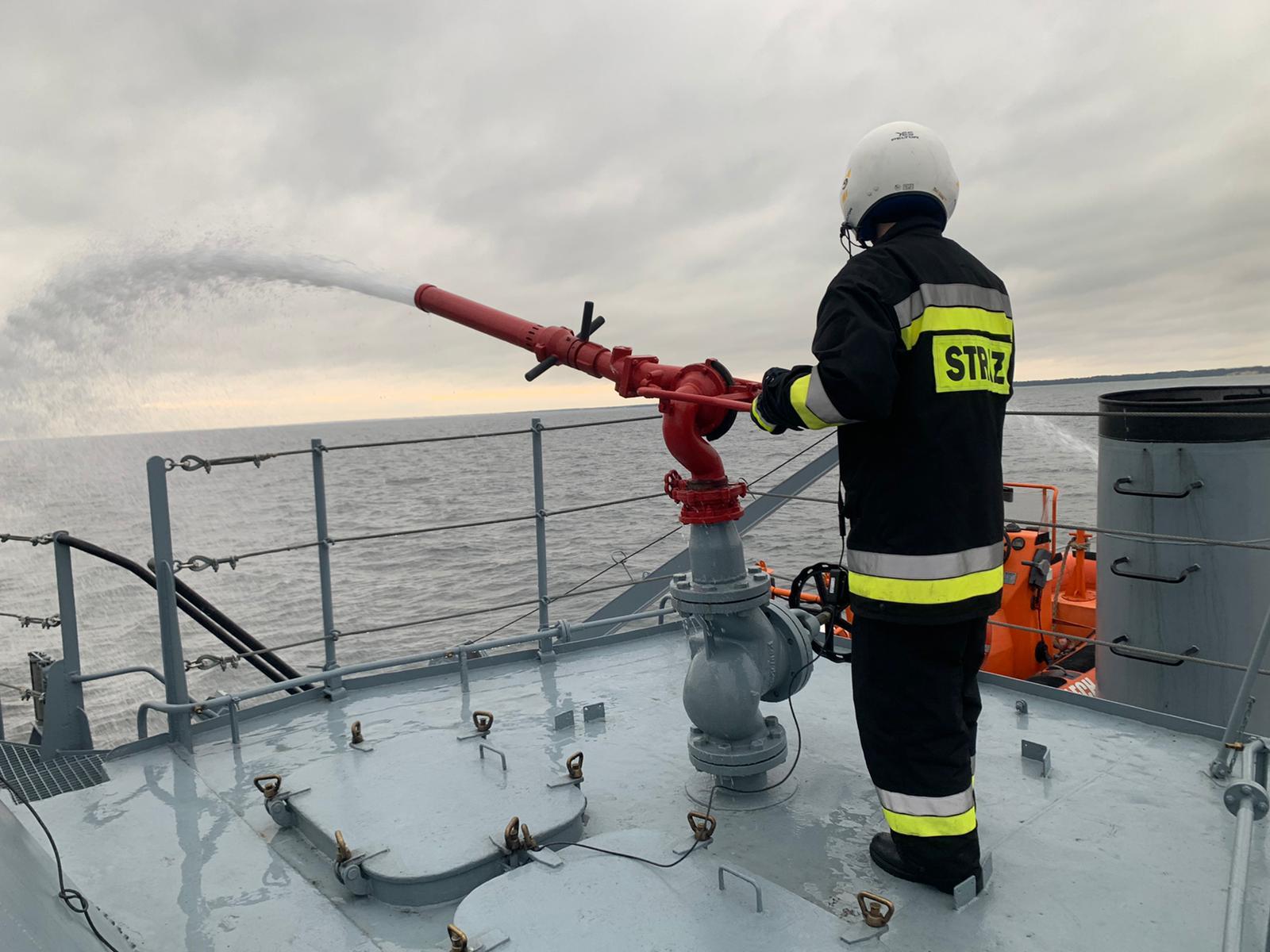 Ćwiczenia przeciwpożarowe, fot. załoga ORP &bdquo;Lech&rdquo;