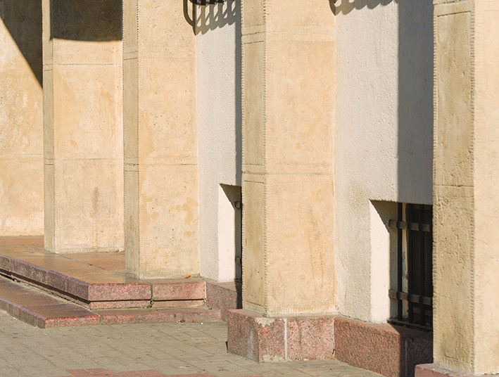 Fragment elewacji Banku Gospodarstwa Krajowego &ndash; masywne bloki kamienia tworzące lizeny, ustawione są na cokołach z&nbsp;czerwonego granitu.