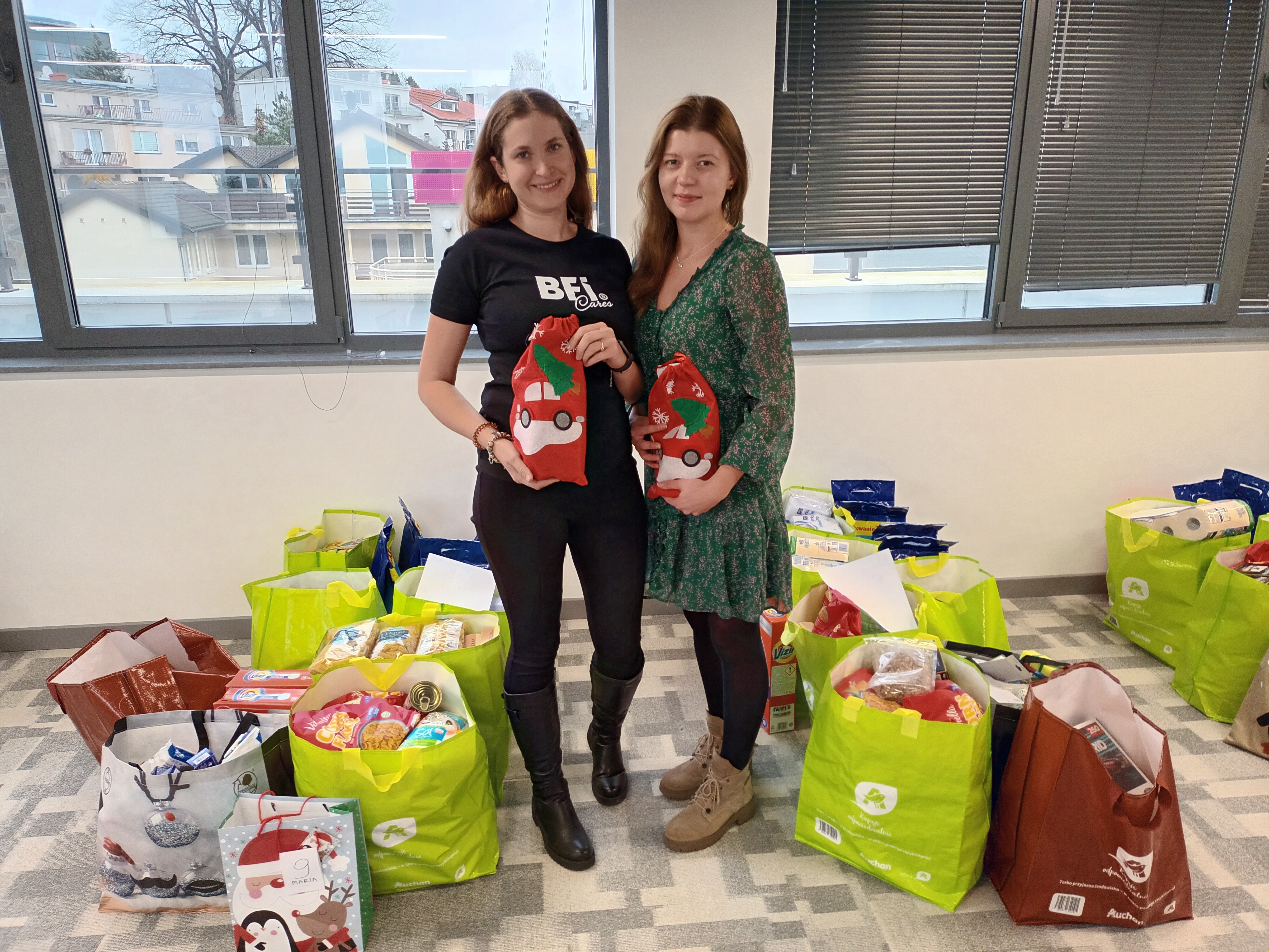 Dwie młode kobiety trzymające prezenty 