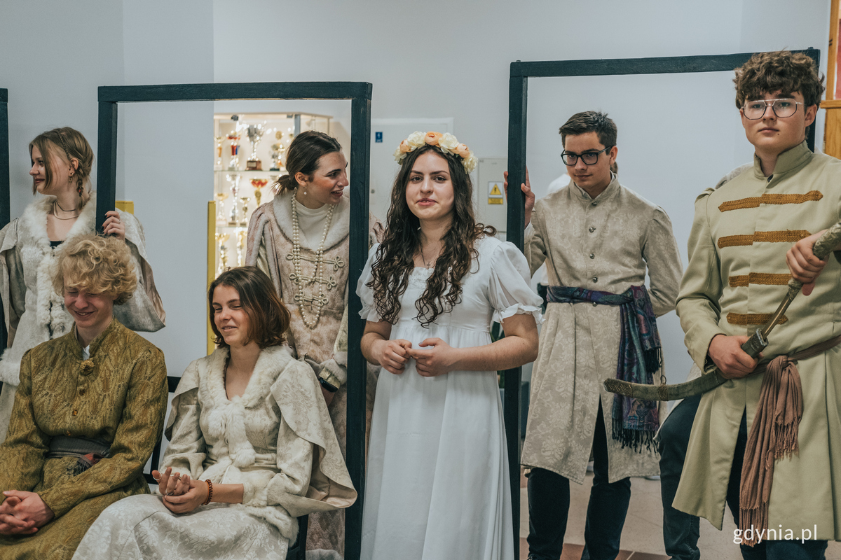 Uczniowie II LO przebrani z okazji 90-lecia szkoły. Fot. Filip Śmigielski