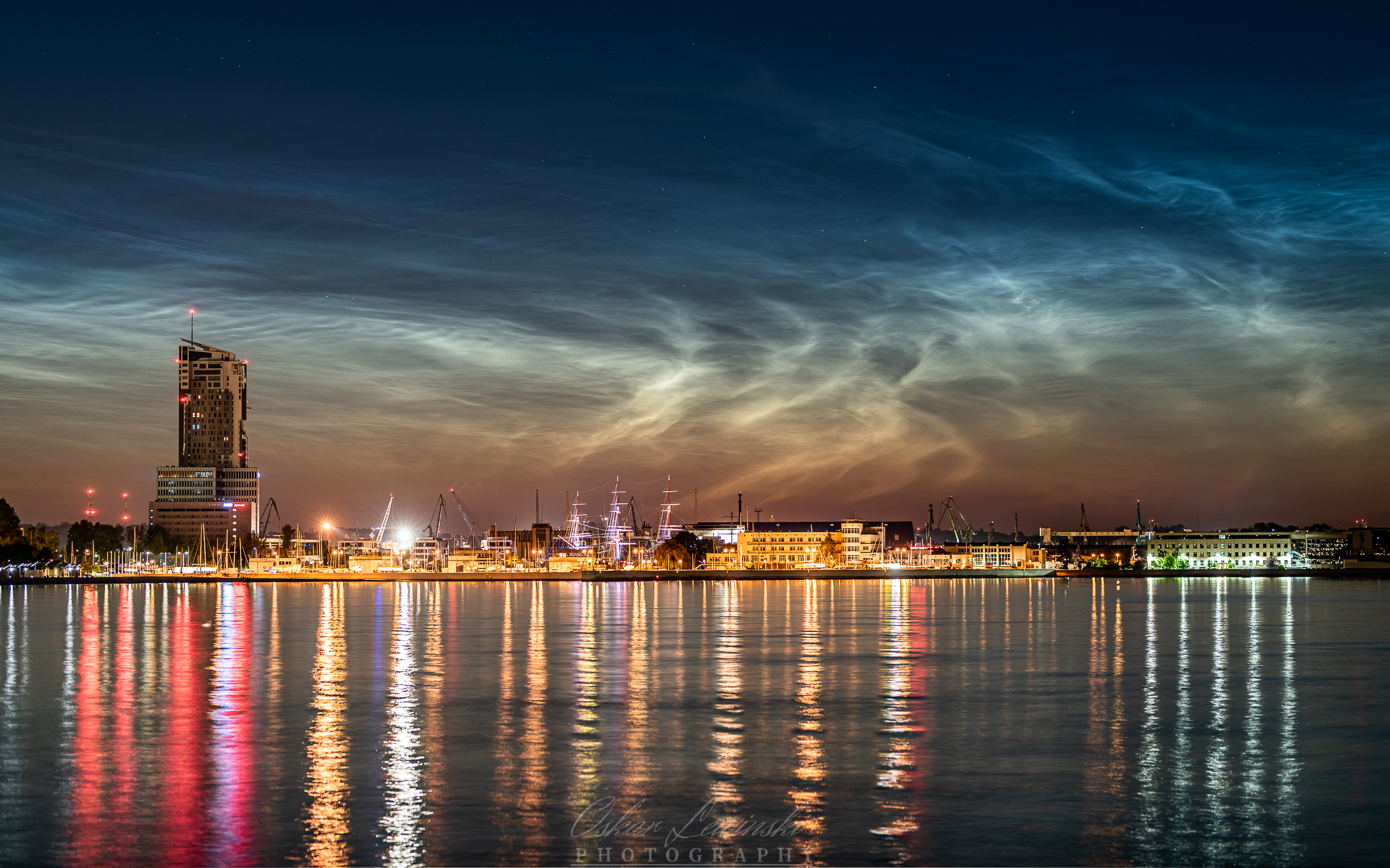Ubiegłoroczne obłoki srebrzyste uchwycone z bulwaru Nadmorskiego // fot. Oskar Lewiński (Gdynia NOCĄ - fb.com/lewinskiphotography)