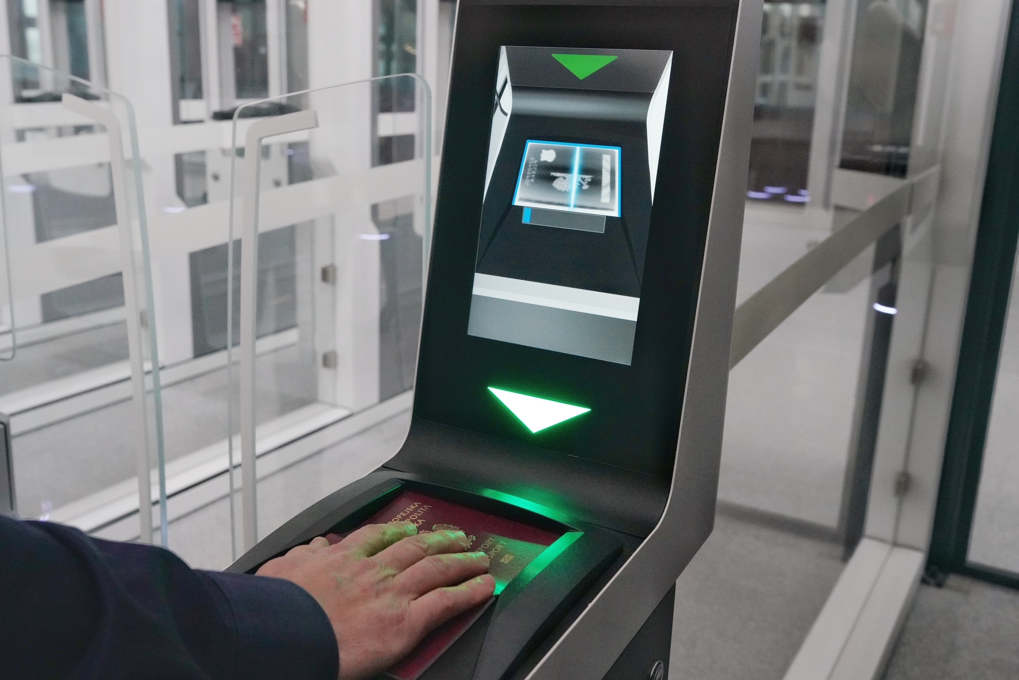 Bramki ABC na gdańskim lotnisku. Fot. materiały prasowe Gdańskiego Portu Lotniczego im. Lecha Wałęsy. 