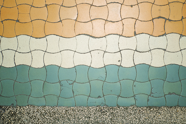 Posadzka z tzw. gorsecik&oacute;w w strefie wejściowej w budynku na Kamiennej G&oacute;rze, detal