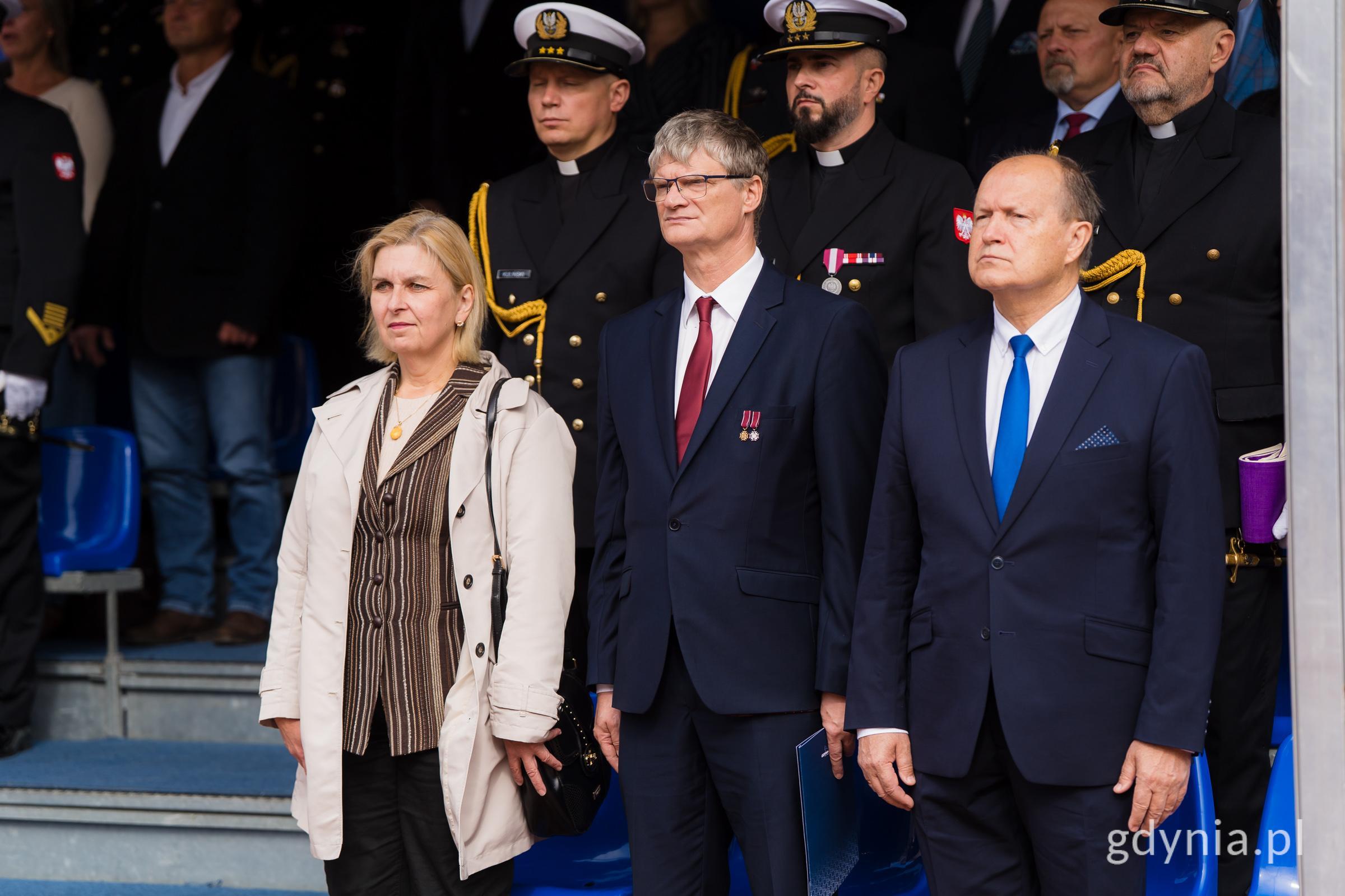 W uroczystej przysiędze wojskowej podchorążych Akademii Marynarki Wojennej uczestniczyli m.in.: wiceprezydent Gdyni Rafał Geremek i Beata Zastawna &ndash; przewodnicząca Rady Miasta Gdyni (fot. Paweł Budziński)