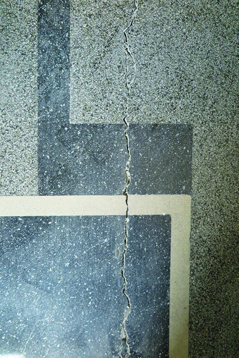 Posadzka w klatce schodowej w kamienicy przy ul.&nbsp;Abrahama 28, przed uzupełnieniem spękań.