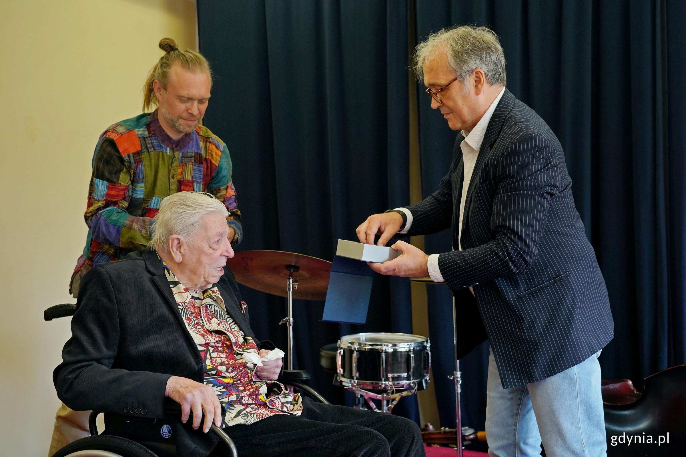 Piotr Majewski &ndash; przewodniczący Polskiego Stowarzyszenia Jazzowego wręcza Srebrny Medal &bdquo;Zasłużony Kulturze Gloria Artis&rdquo; Przemysławowi Dyakowskiemu (fot. Magdalena Czernek) 