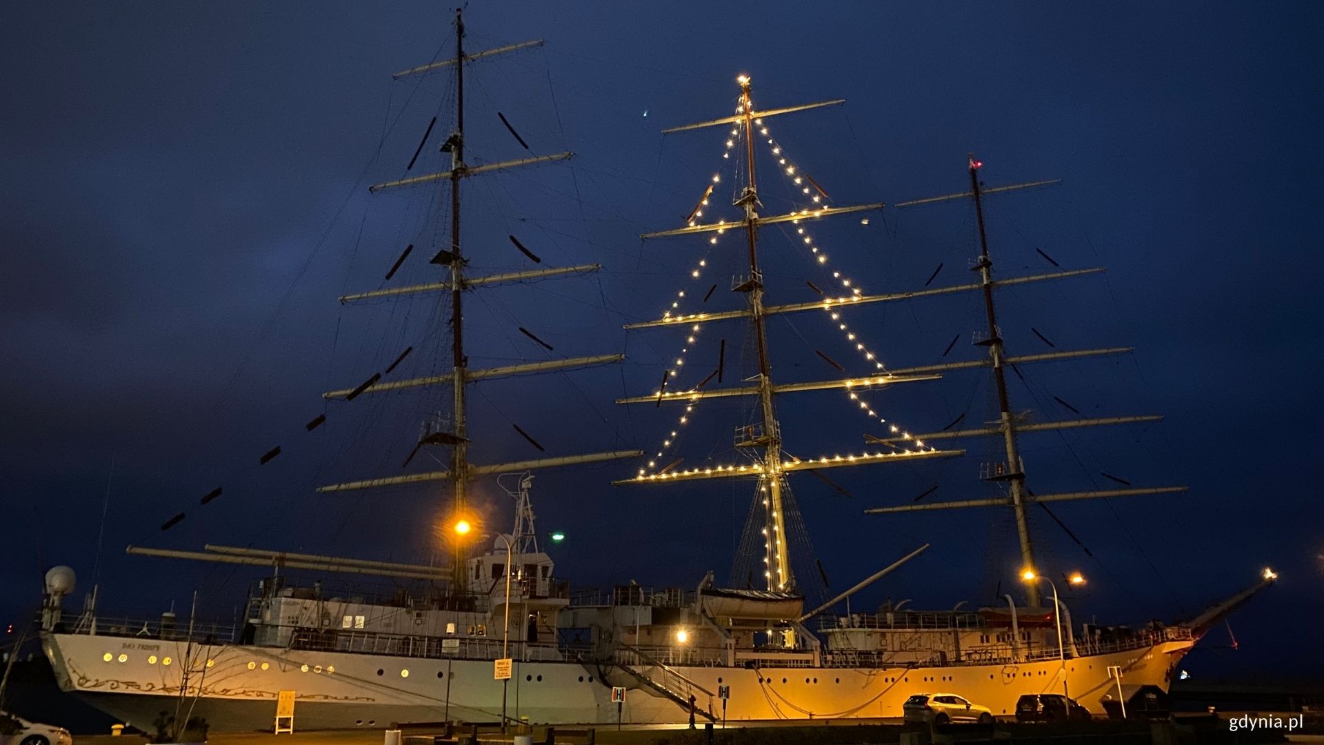 Dar Młodzieży ze świetlną choinką na masztach, fot. Magda Śliżewska