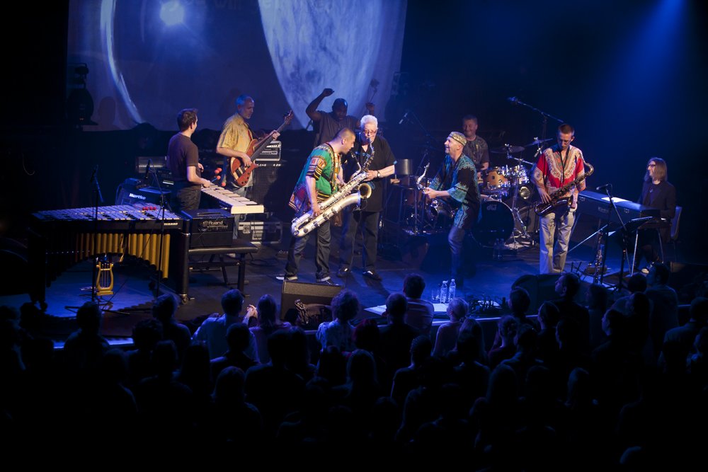 Na scenie muzycy podczas koncertu &bdquo;A&rsquo;freaK-aN Project&rdquo; w Brukseli