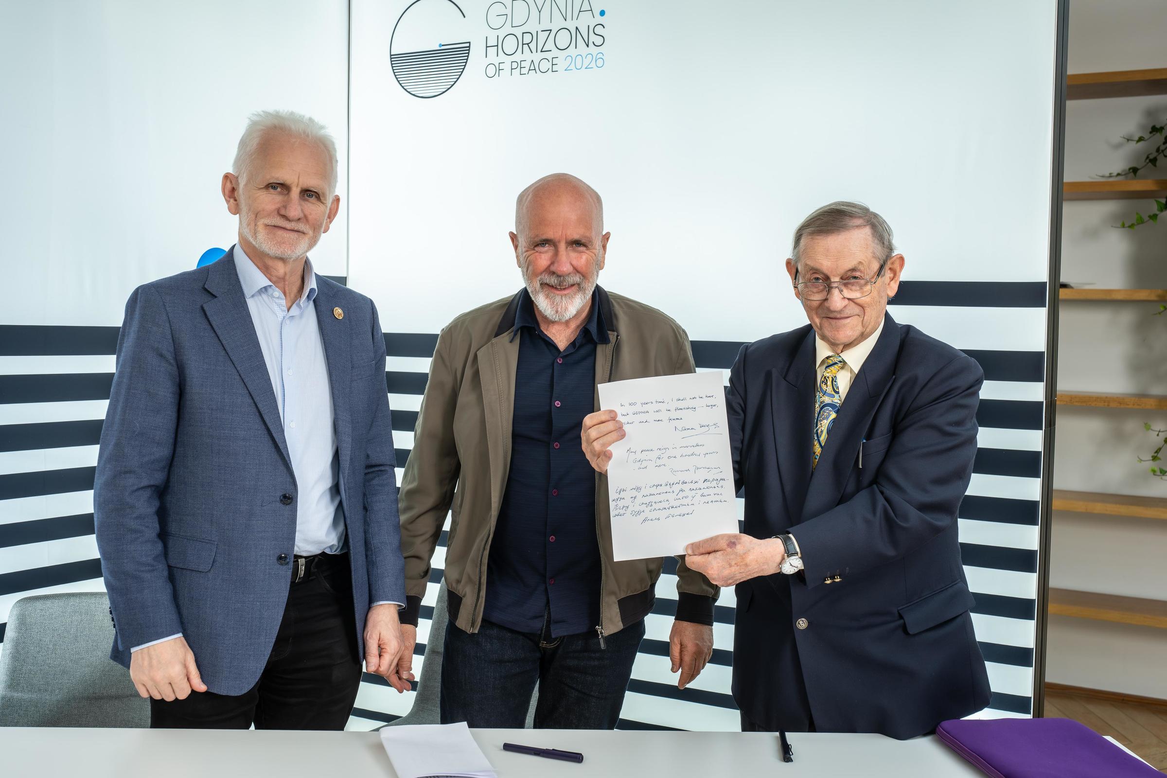 Od lewej: Aleś Bialacki &ndash; białoruski obrońca praw człowieka i laureat Pokojowej Nagrody Nobla, Richard Flanagan &ndash; australijski pisarz, historyk i reżyser filmowy i Norman Davies &ndash; brytyjsko-polski historyk i honorowy obywatel Gdyni z listem dla przyszłych pokoleń (fot. Dawid Linkowski)