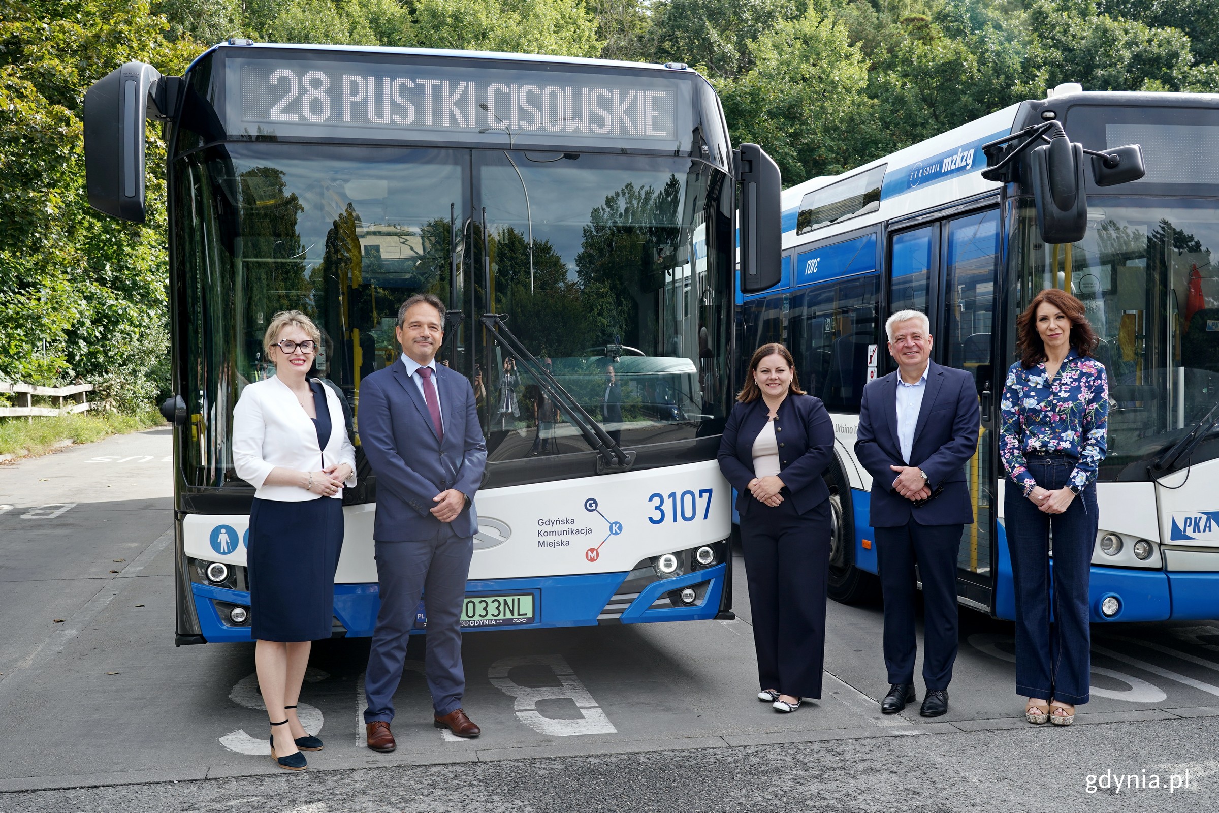 Od prawej: Agnieszka Jankowska &ndash; wiceprezes sp&oacute;łki Gdyńska Komunikacja Miejska, Tomasz Konewka &ndash; prezes sp&oacute;łki Gdyńska Komunikacja Miejska, prezydent Gdyni Aleksandra Kosiorek, Hubert Kołodziejski &ndash; dyrektor ZKM w Gdyni oraz radna Gdyni Agnieszka Tokarska przy trolejbusie na pętlu przy szpitalu w Redłowie (fot. Magdalena Czernek)