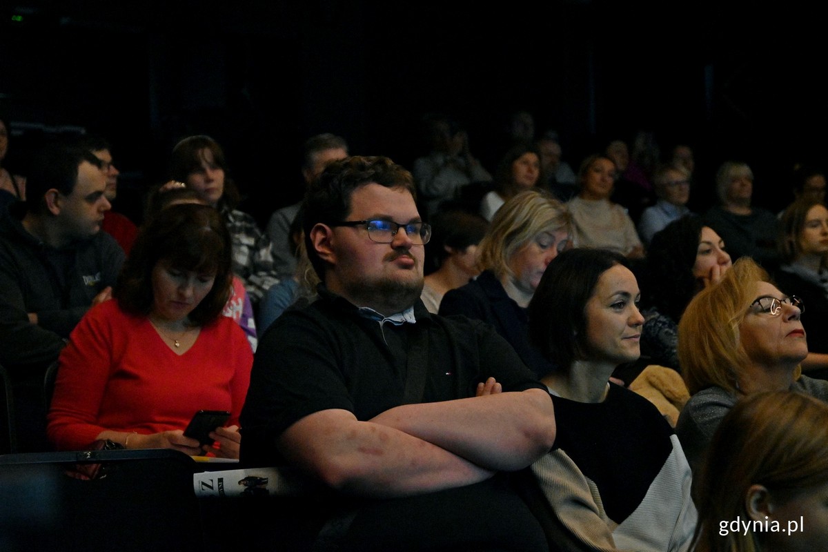 Uczestnicy II Gdyńskiego Forum Środowisk Działających na rzecz Os&oacute;b z Niepełnosprawnościami podczas spotkania w Konsulacie Kultury 