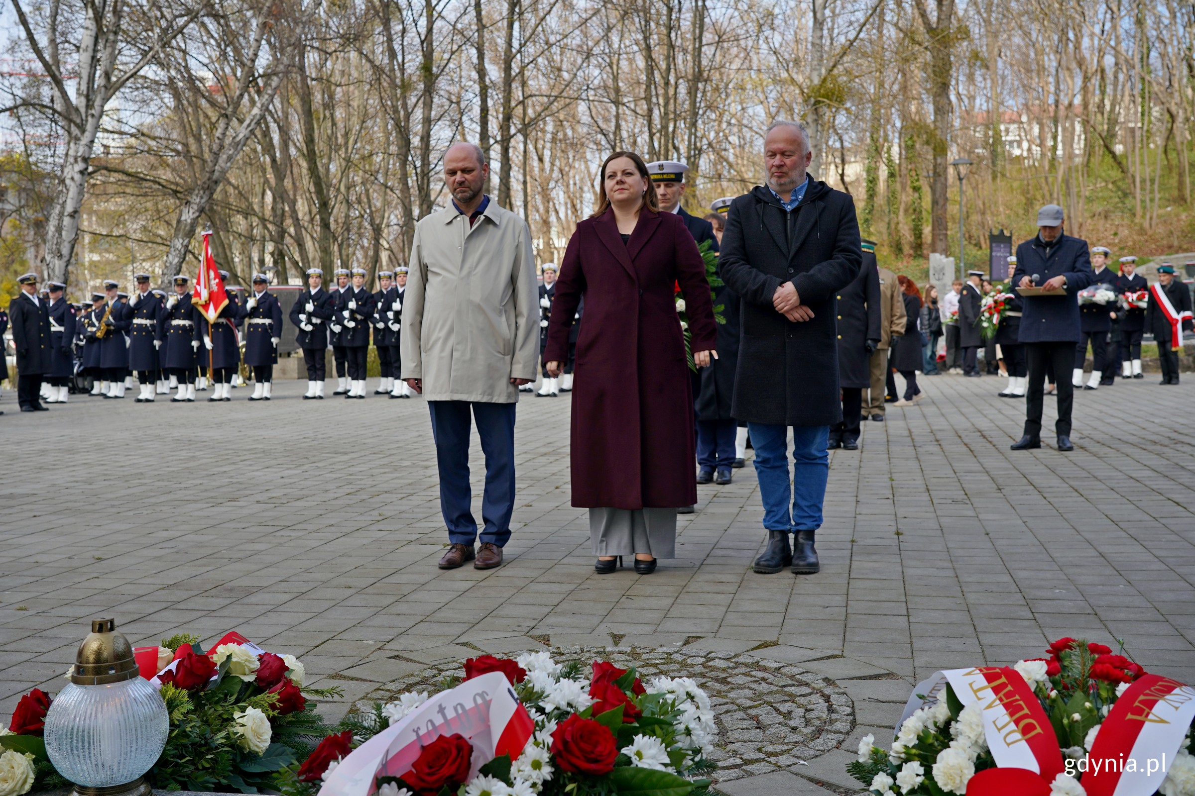 Delegacja gdyńskich samorządowc&oacute;w składająca kwiaty przed Pomnikiem Ofiar Katynia z okazji Dnia Pamięci Ofiar Zbrodni Katyńskiej (fot. Magdalena Czernek)