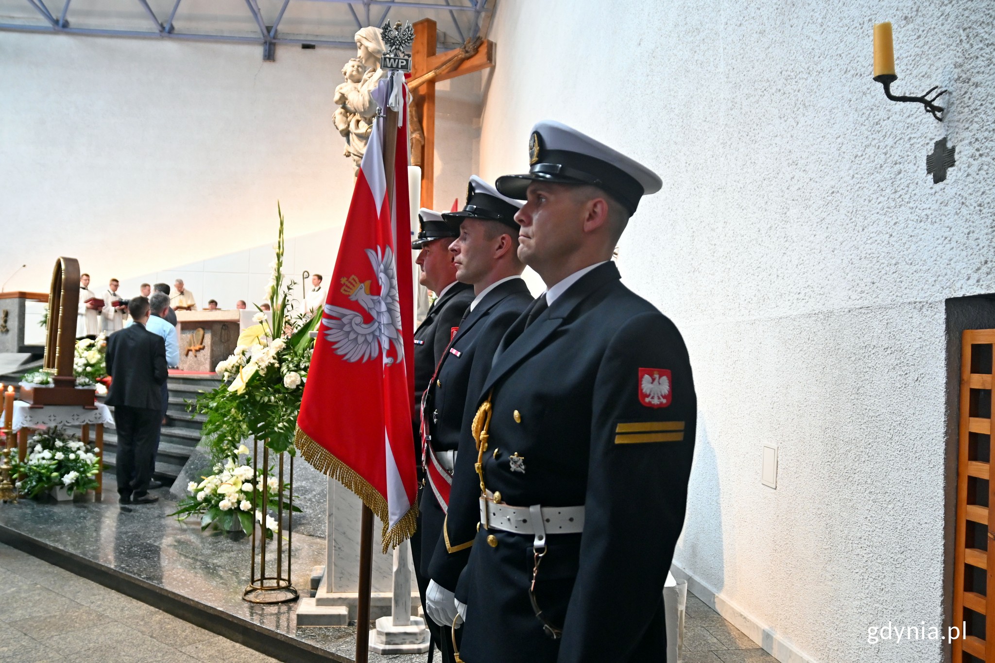 Poczet sztandarowy Marynarki Wojennej podczas uroczystości koronacji wizerunku Matki Bożej Pocieszenia w sanktuarium Miłosierdzia Bożego w Gdyni // fot. Magdalena Czernek