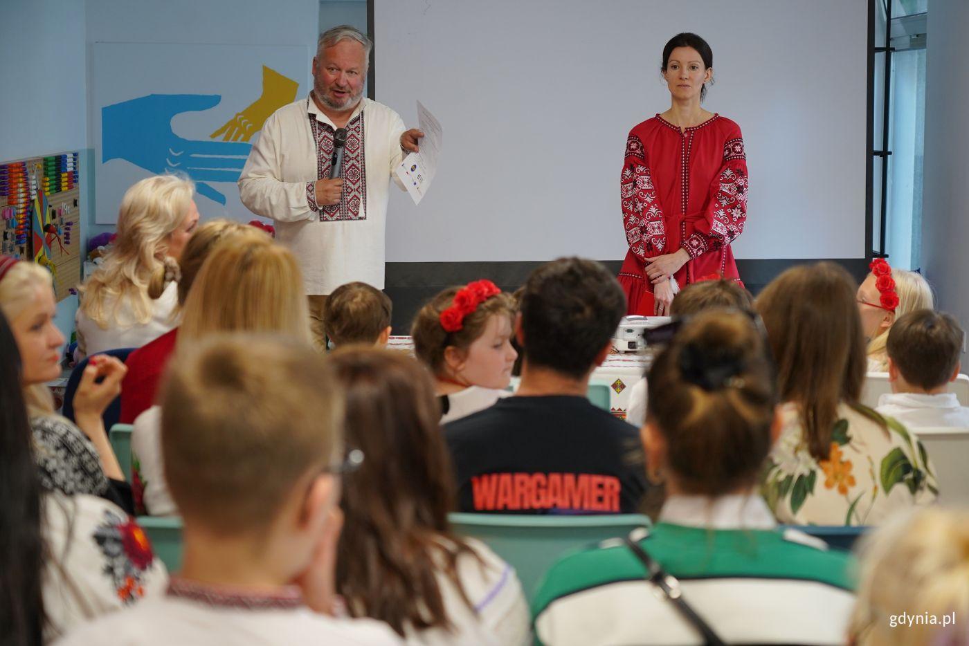 Wojciech Jankowski, dyrektor Gdyńskiego Ośrodka Doskonalenia Nauczycieli i Iryna Grynishak, koordynatorka Miejsca Otwartego w Gdyni opowiadają o hafcie uczestnikom wydarzenia