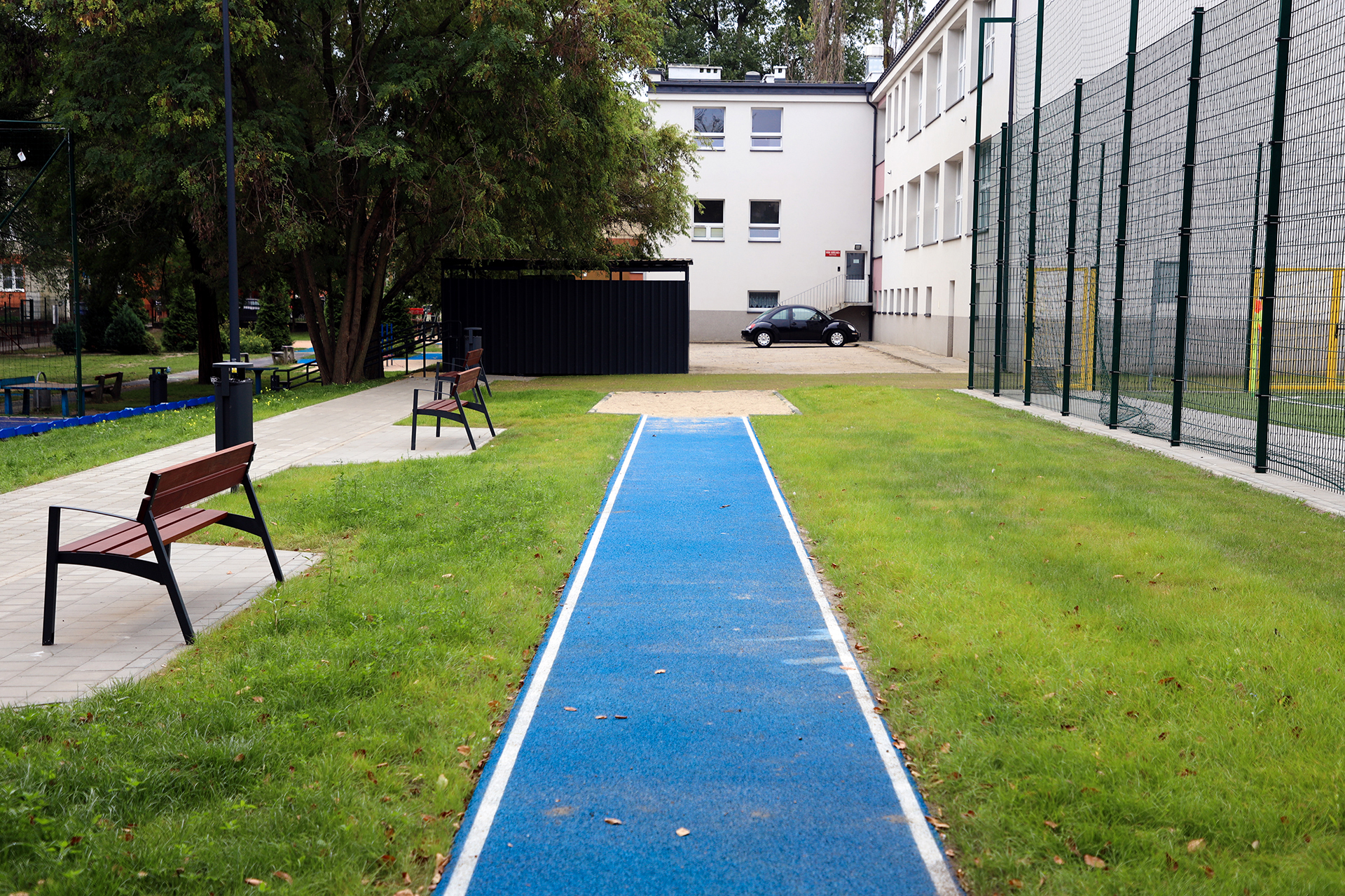 rozbieg i skocznia do skok&oacute;w w dal.